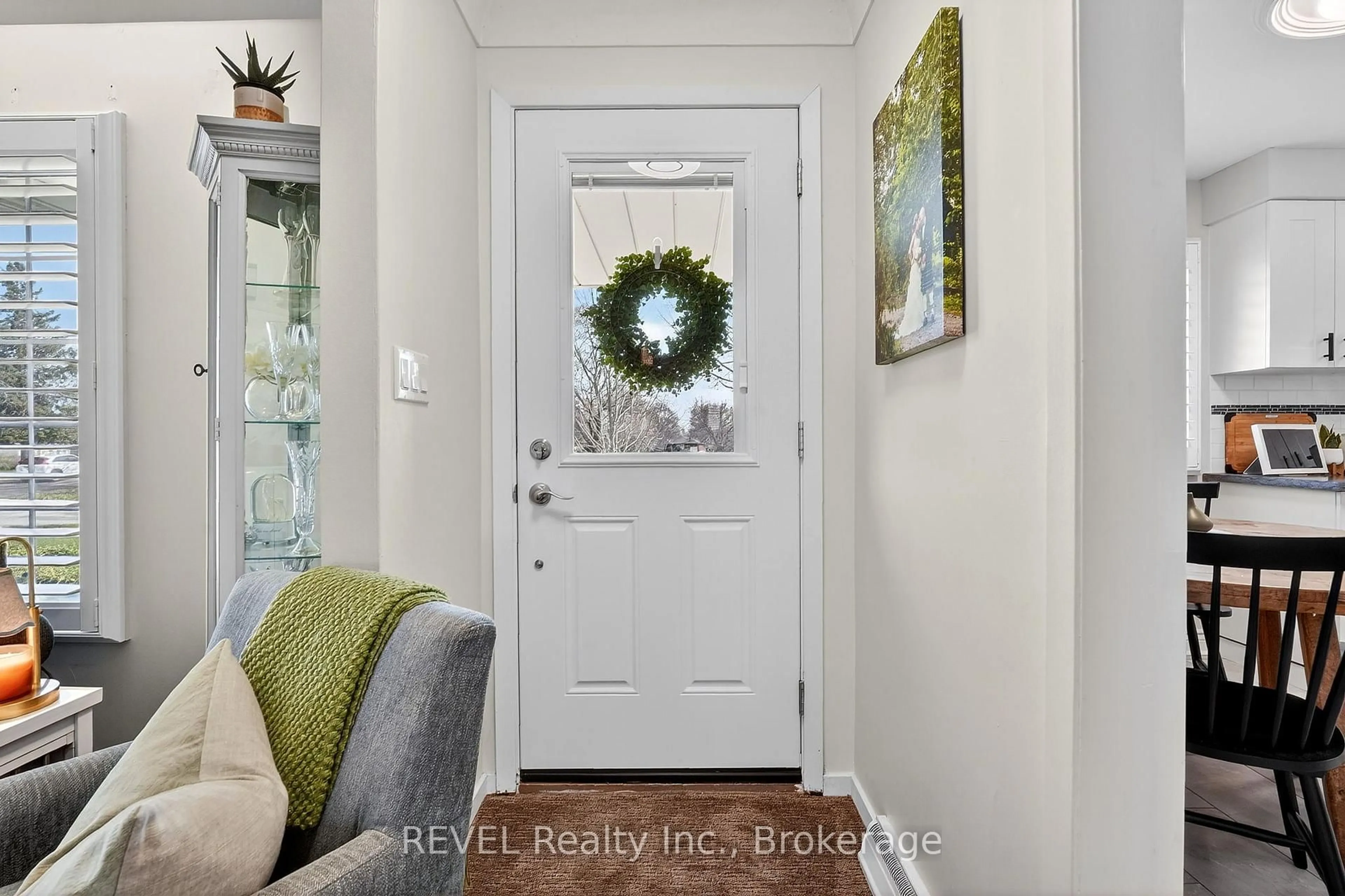 Indoor entryway for 11 Tamarack St, Welland Ontario L3C 4X6