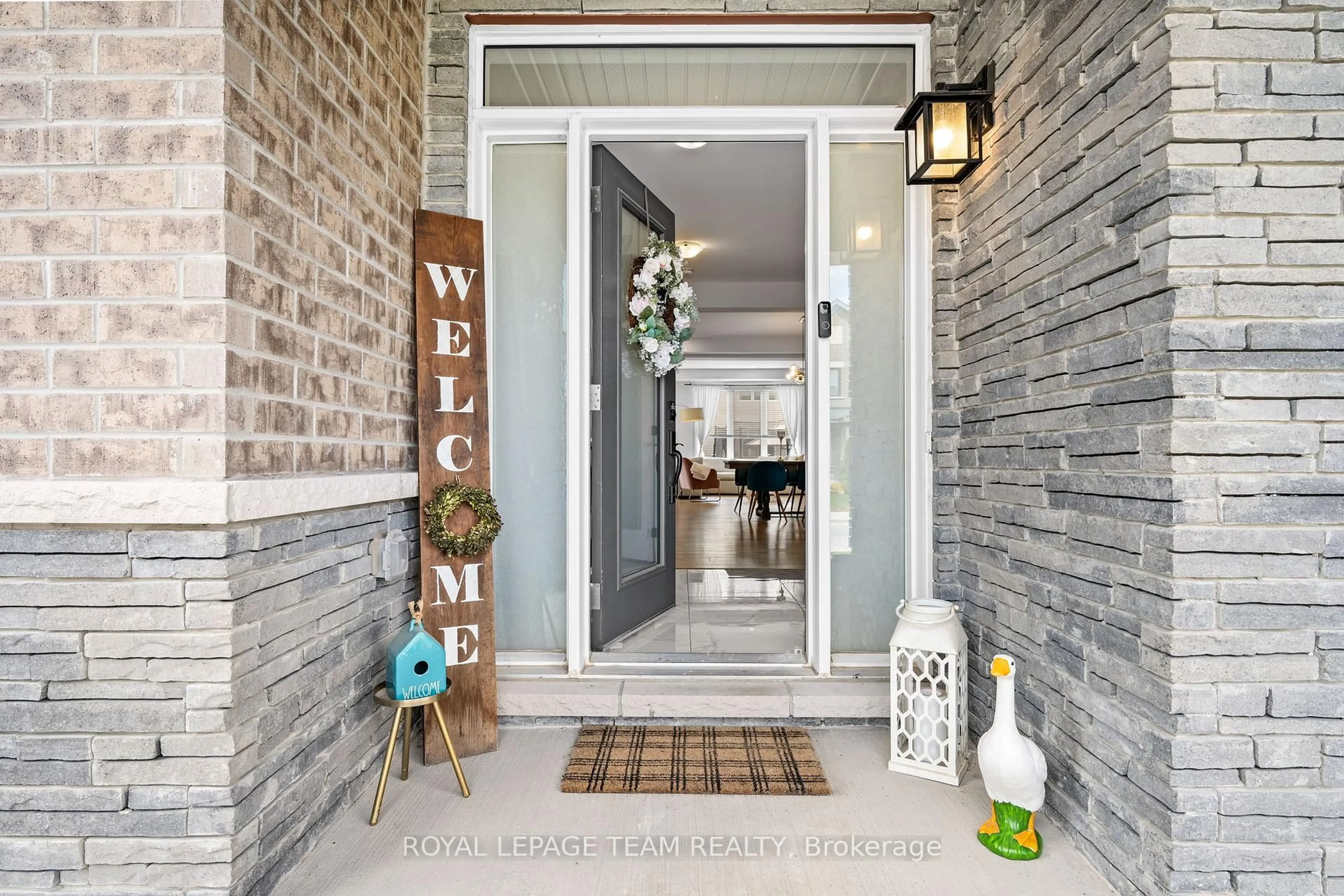 Indoor entryway for 98 RALPH ERFLE Way, Ottawa Ontario K2J 6W2