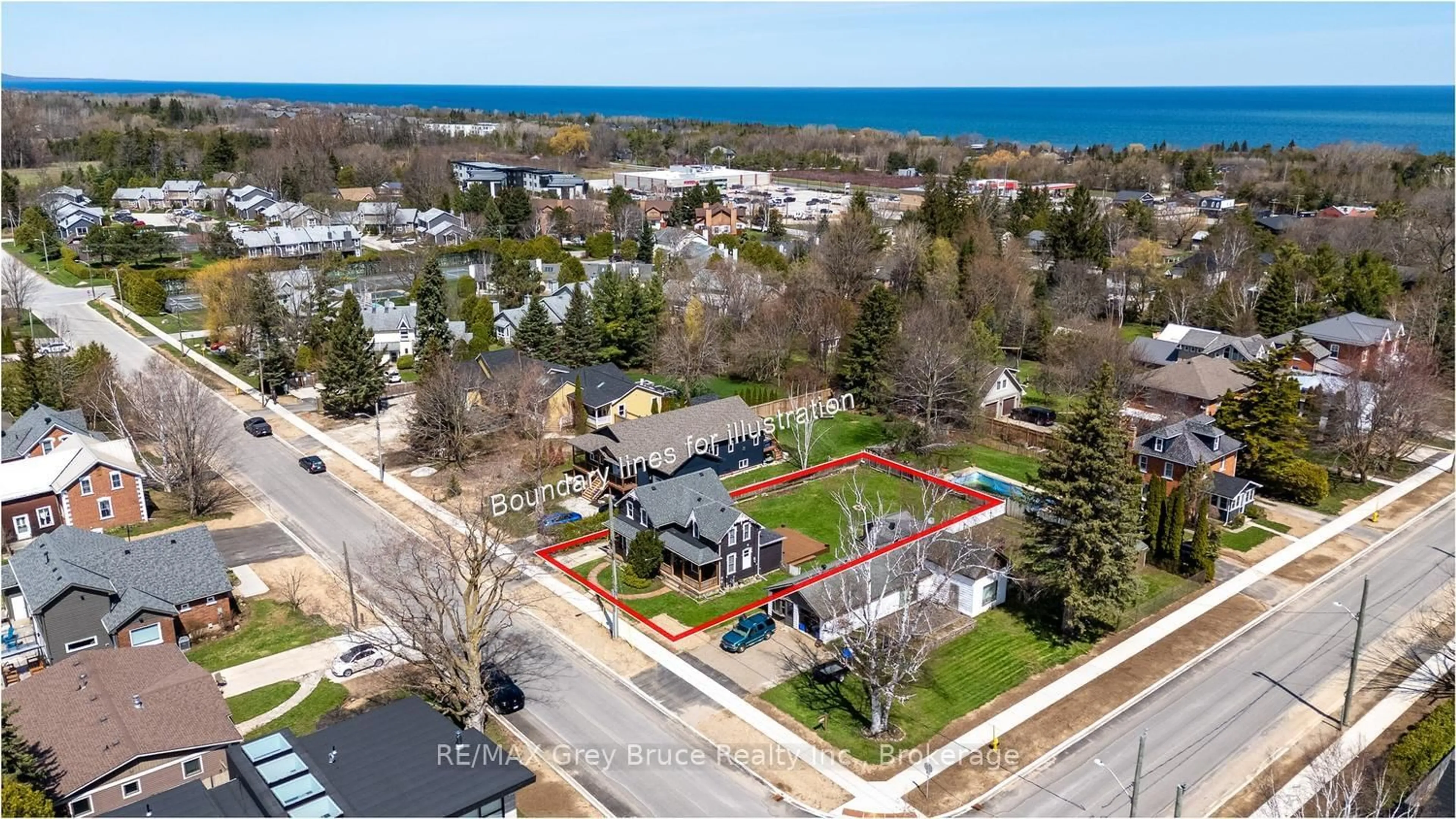 A pic from outside/outdoor area/front of a property/back of a property/a pic from drone, water/lake/river/ocean view for 44 Alice St, Blue Mountains Ontario N0H 2P0