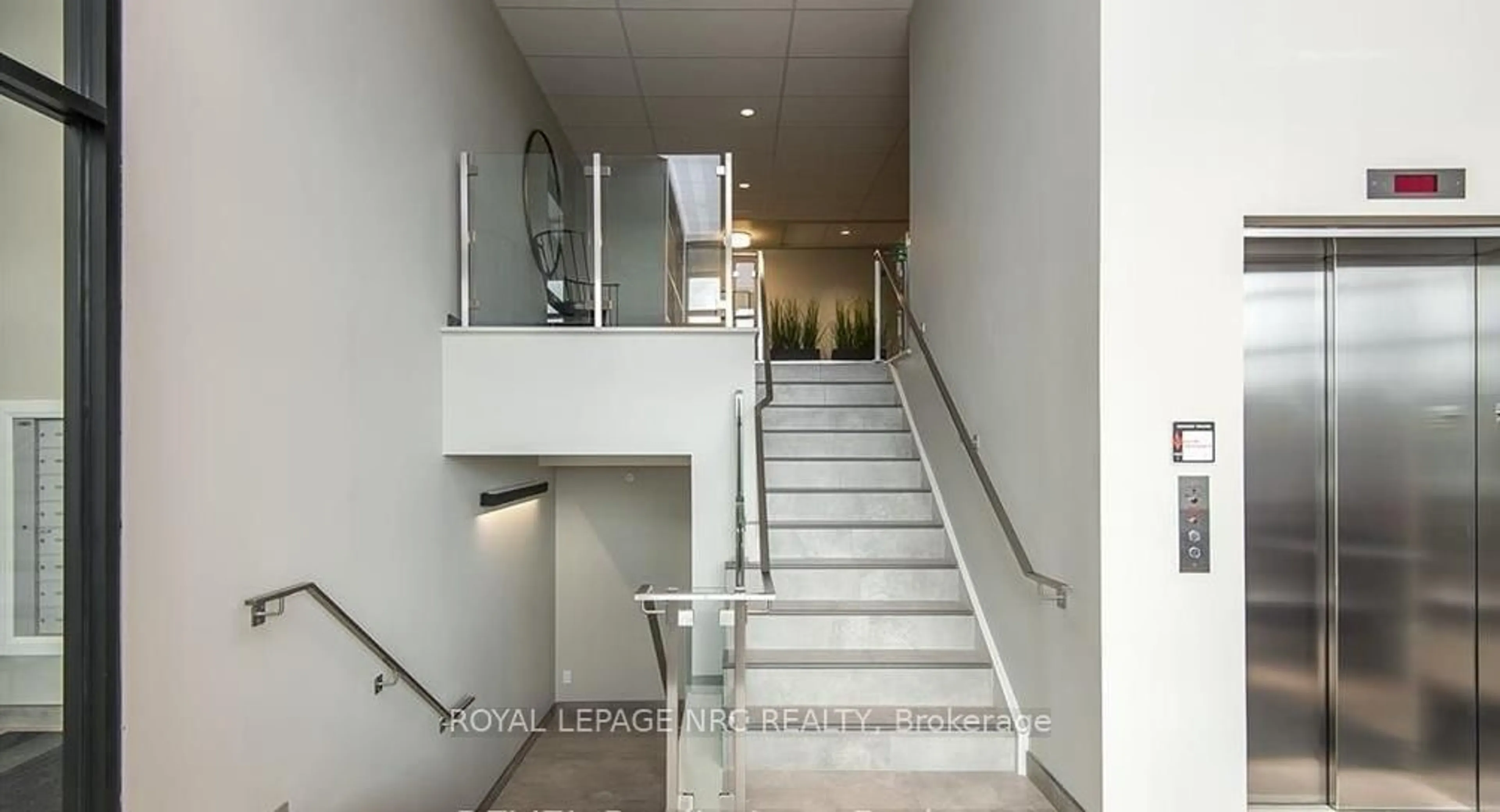 Indoor foyer for 120 Summersides Blvd #300, Pelham Ontario L3E 0C2