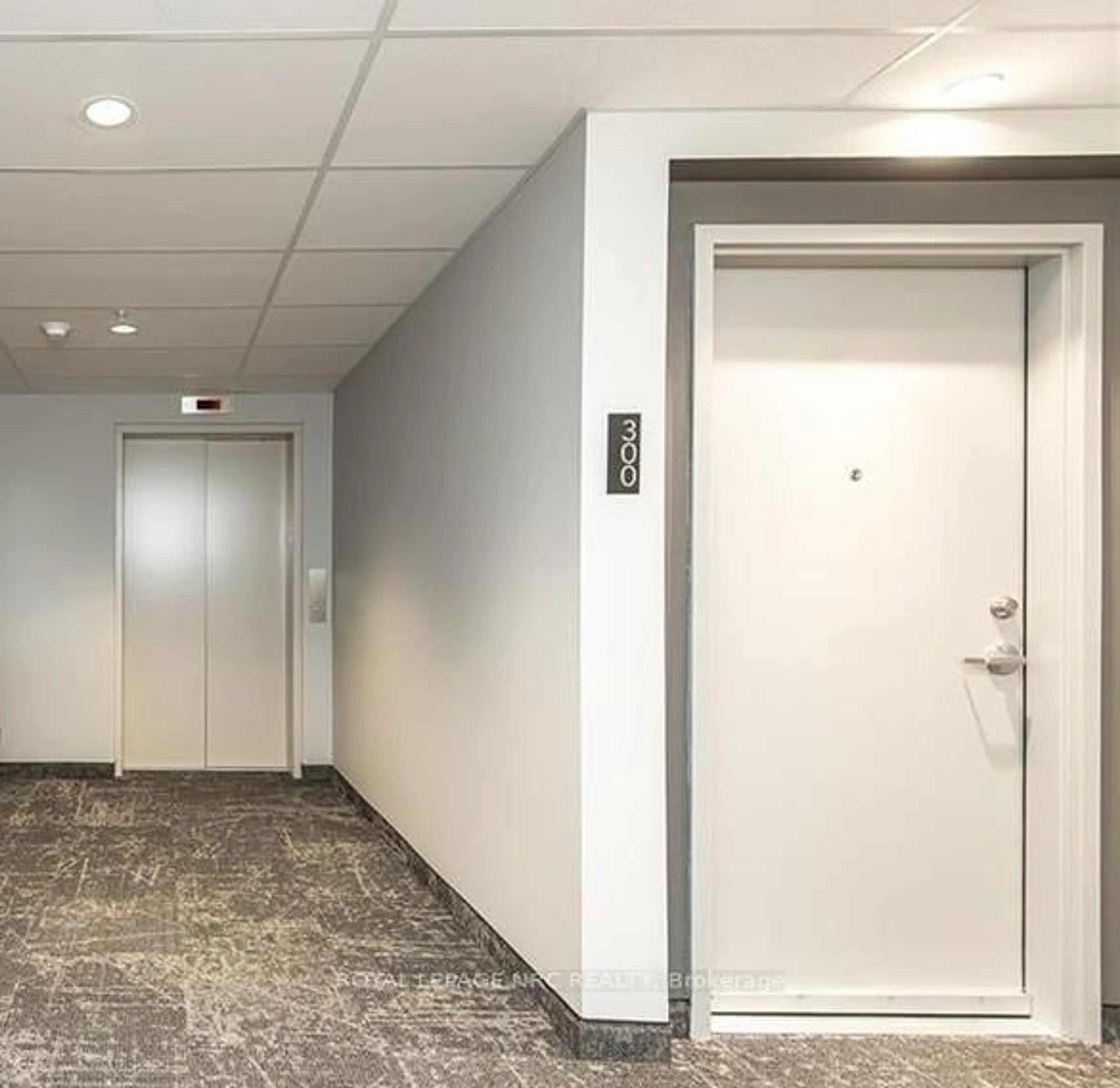 Indoor foyer for 120 Summersides Blvd #300, Pelham Ontario L3E 0C2