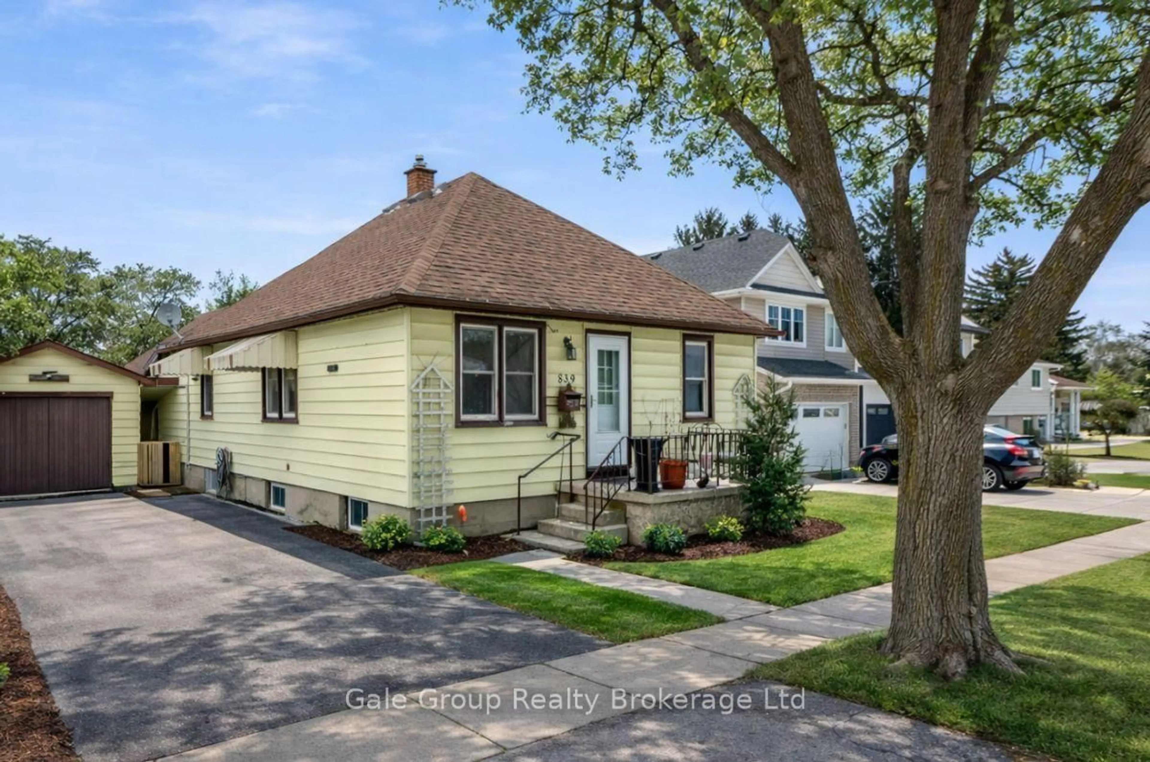 Home with vinyl exterior material, street for 839 Dufferin St, Woodstock Ontario N4S 1Y8