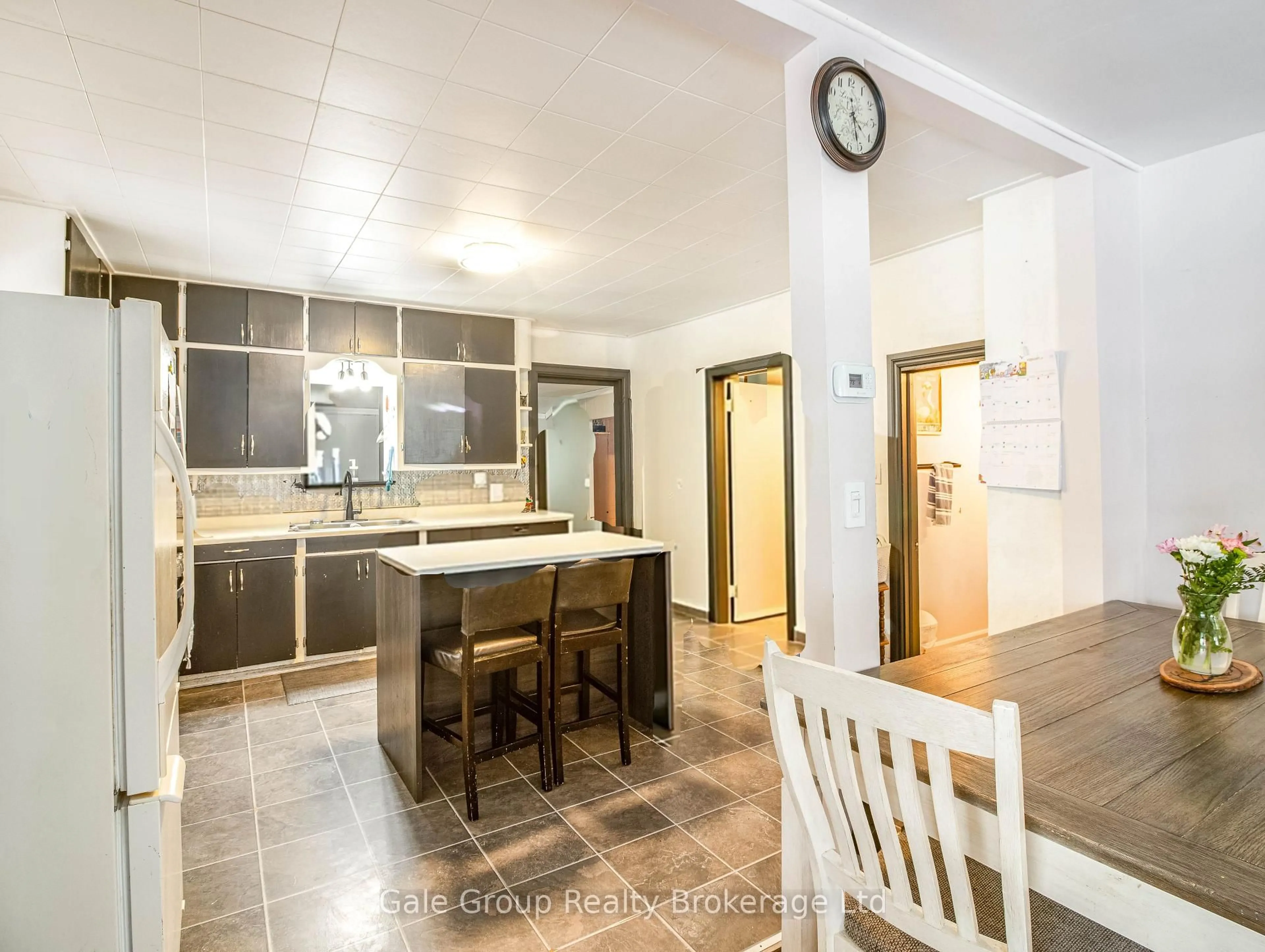 Open concept kitchen, ceramic/tile floor for 839 Dufferin St, Woodstock Ontario N4S 1Y8