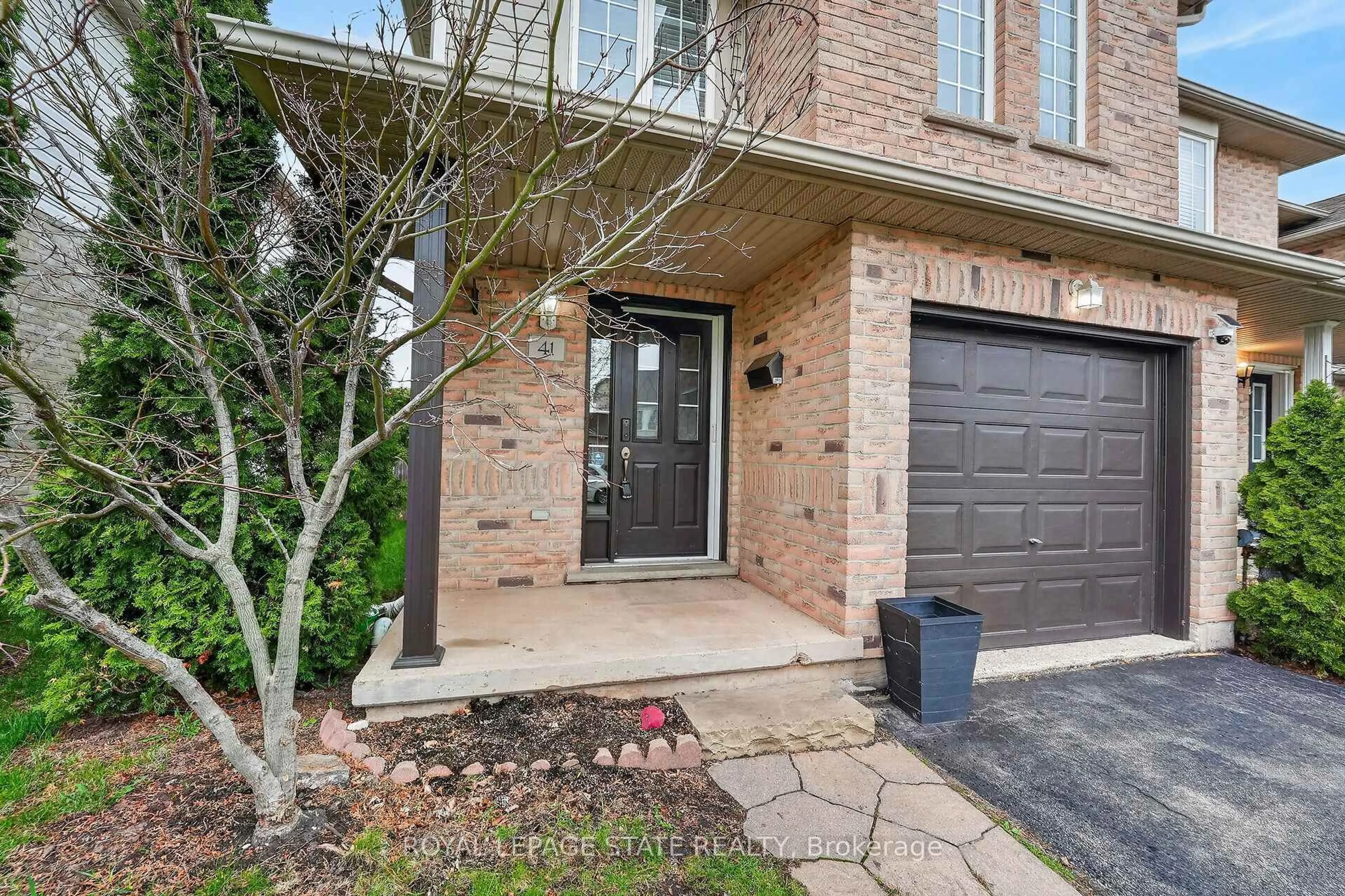 Home with brick exterior material, street for 41 Kenyon Cres, Grimsby Ontario L3M 5P3
