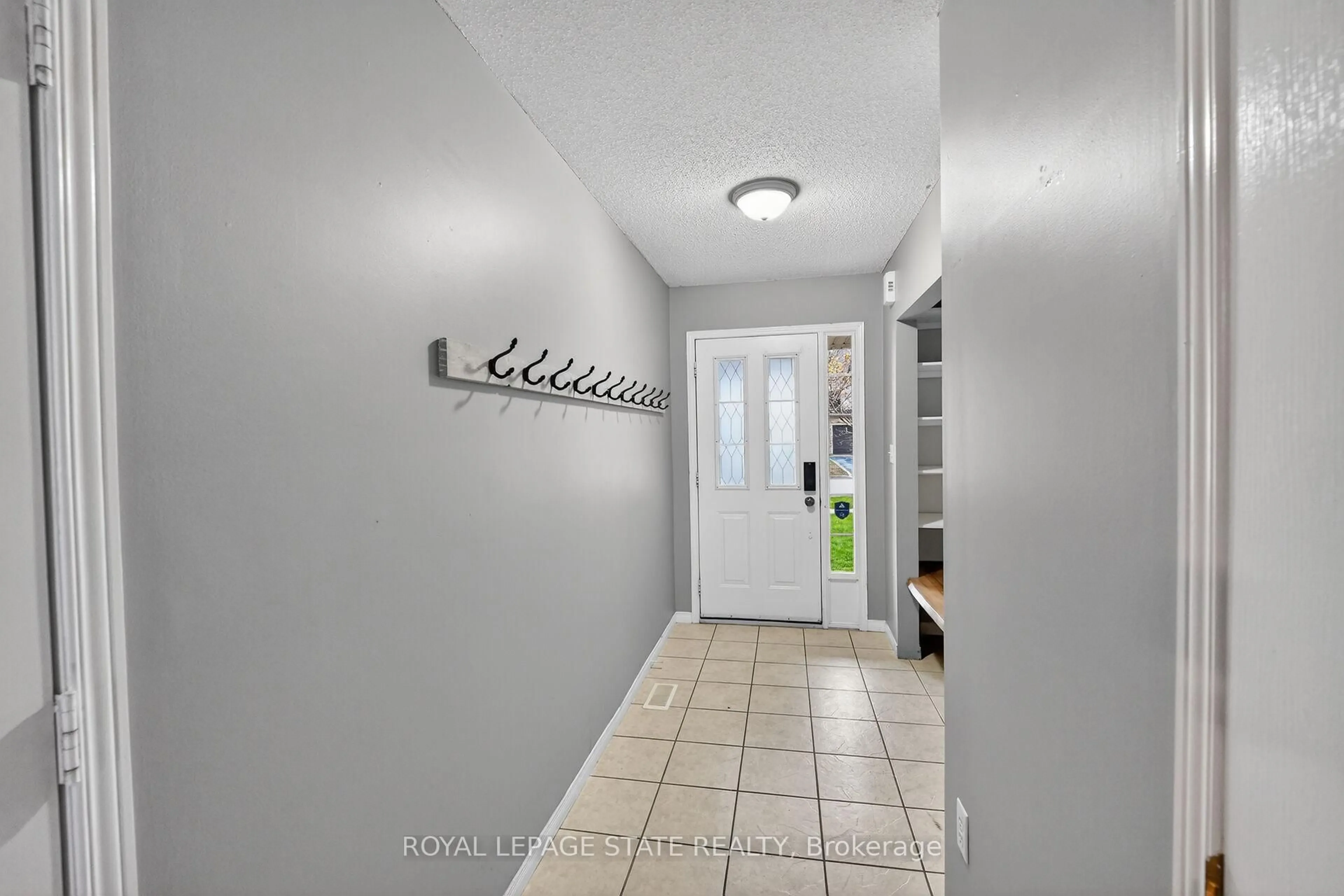 Indoor entryway for 41 Kenyon Cres, Grimsby Ontario L3M 5P3