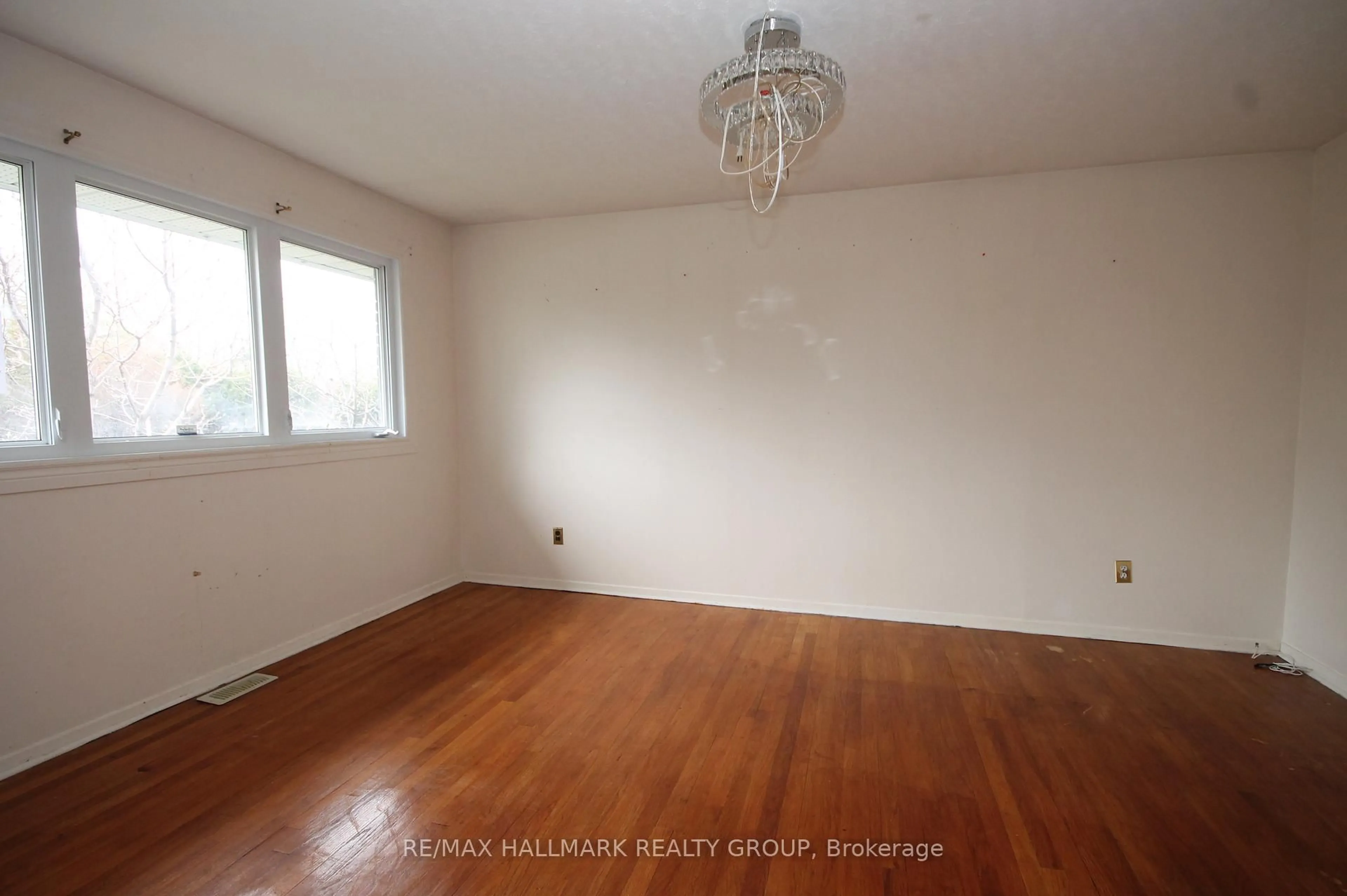 A pic of a room for 461 Lawson Ave, Ottawa Ontario K1K 1R4