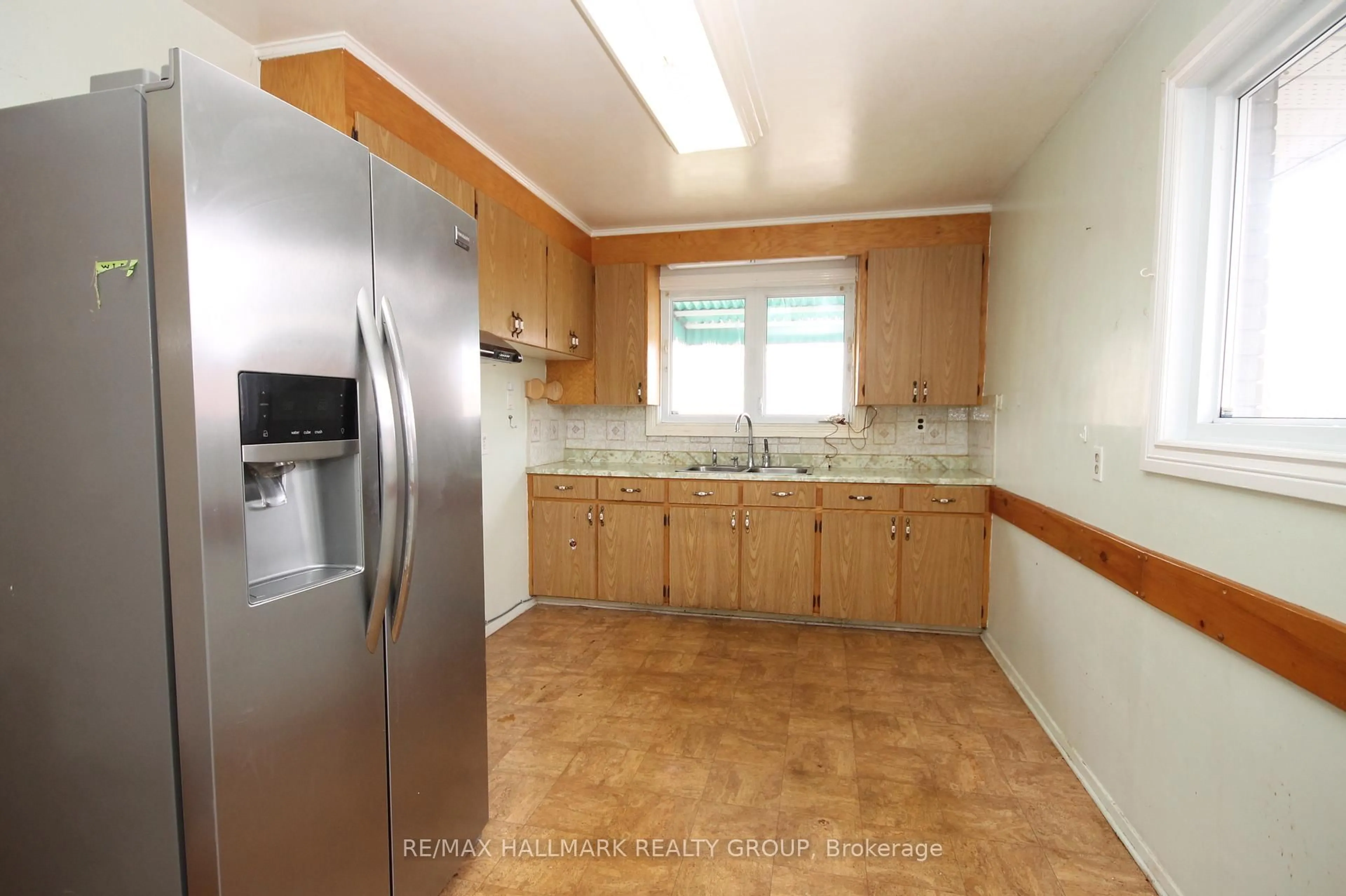 Standard kitchen, unknown for 461 Lawson Ave, Ottawa Ontario K1K 1R4