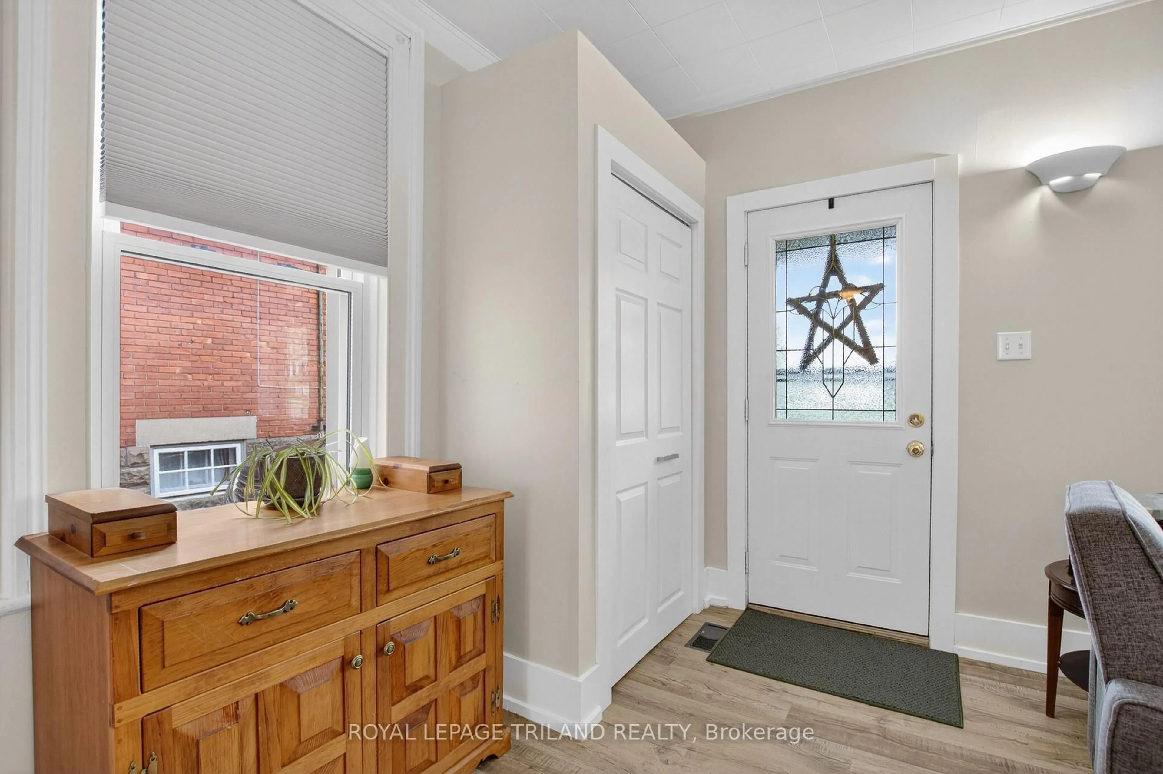 Indoor entryway for 81 Locust St, St. Thomas Ontario N5R 2C3