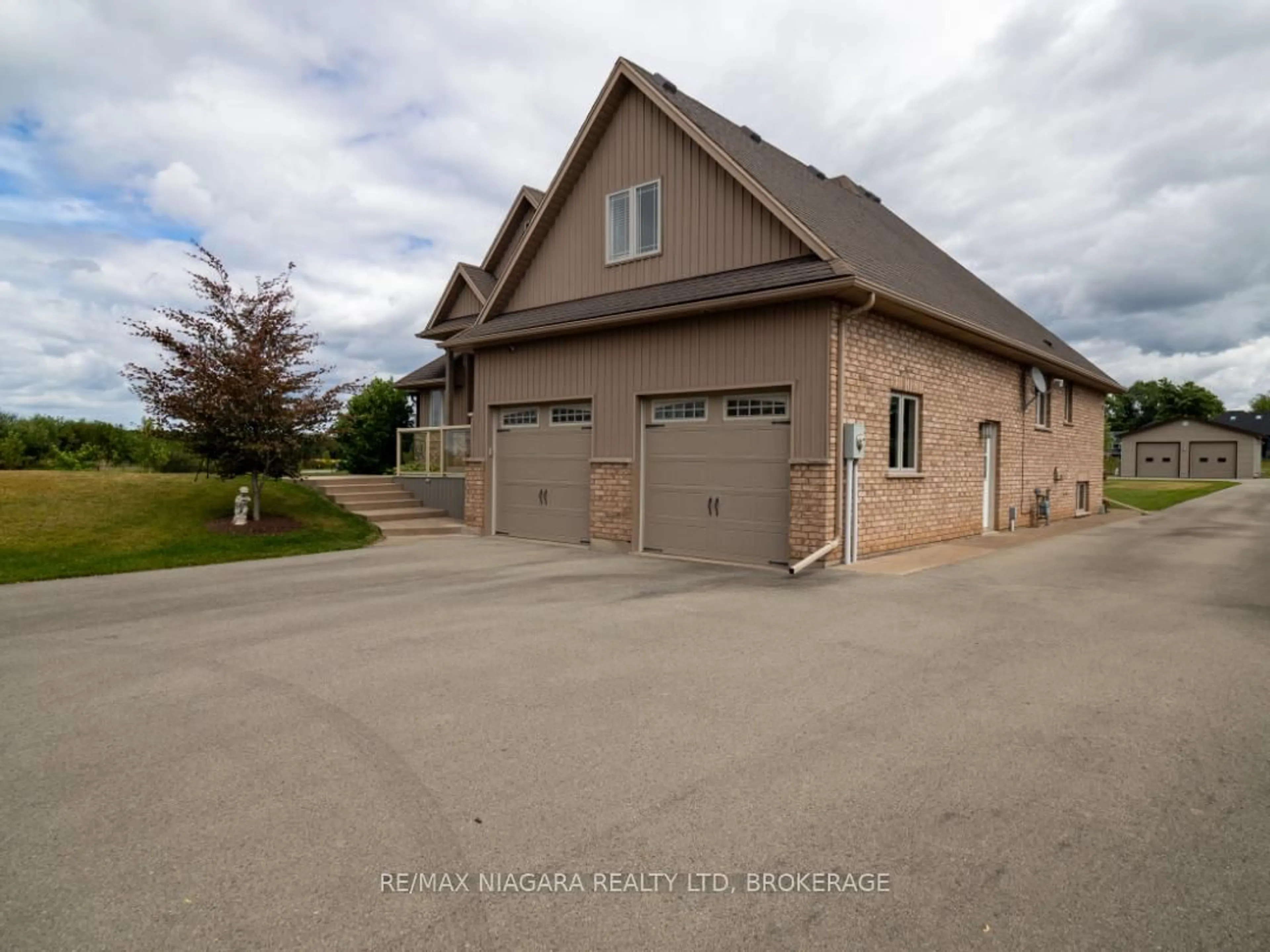 Indoor garage for 20219 Youngs Rd, Wainfleet Ontario L3K 5V4