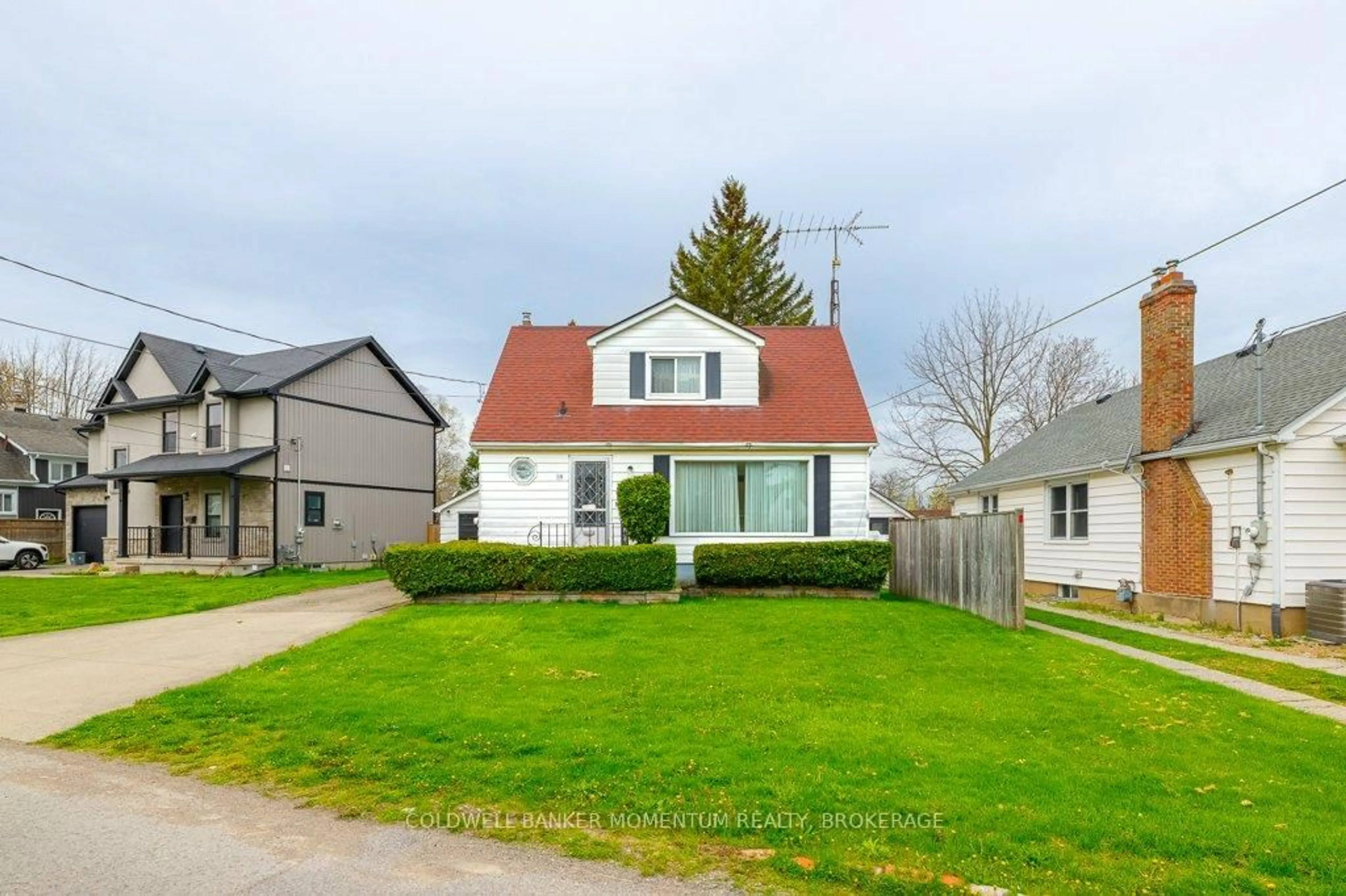 Home with vinyl exterior material, street for 18 Jubilee Dr, St. Catharines Ontario L2M 4P8