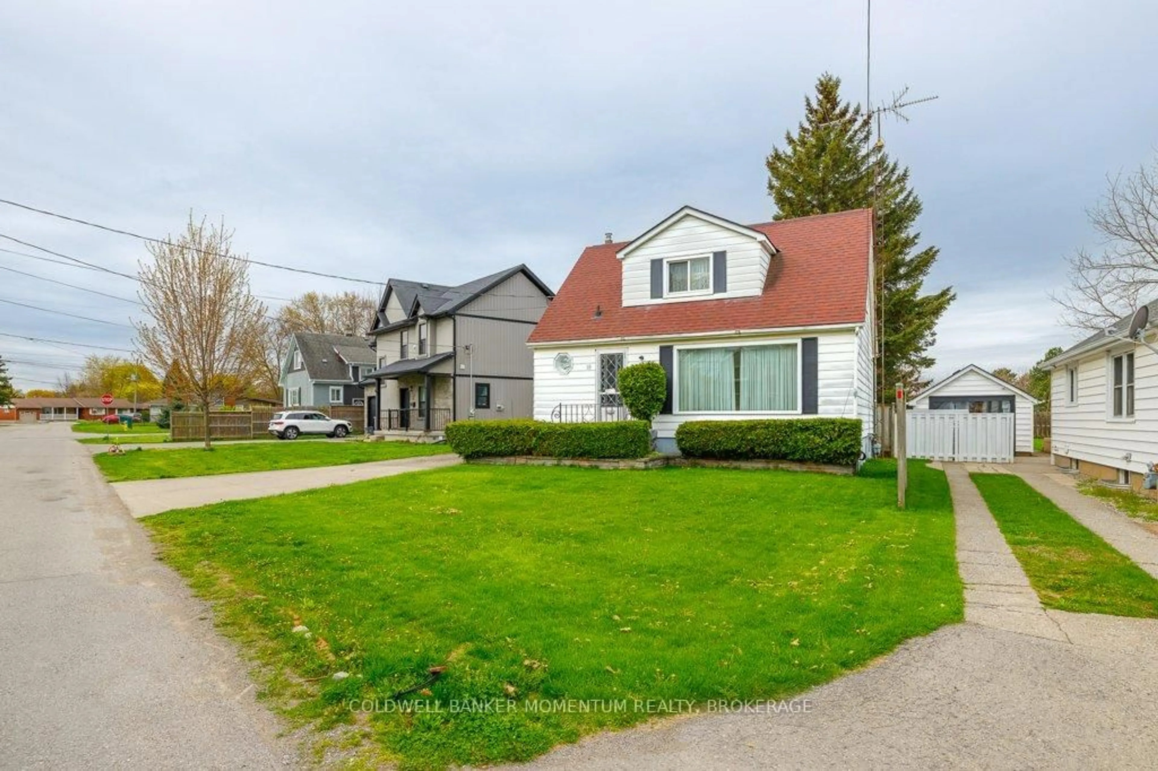 Home with vinyl exterior material, street for 18 Jubilee Dr, St. Catharines Ontario L2M 4P8