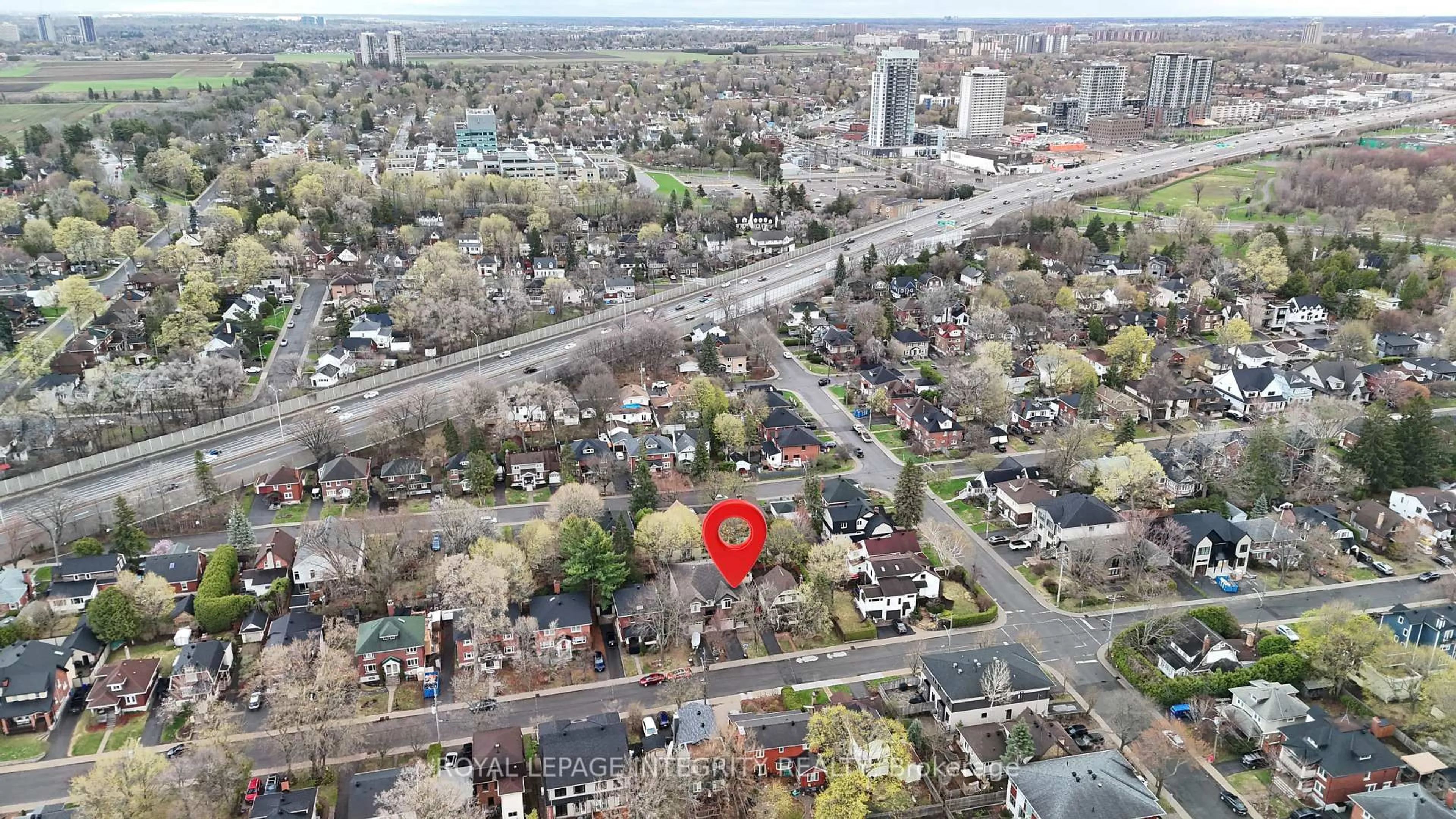 A pic from outside/outdoor area/front of a property/back of a property/a pic from drone, street for 142 Faraday St, Ottawa Ontario K1Y 3M4