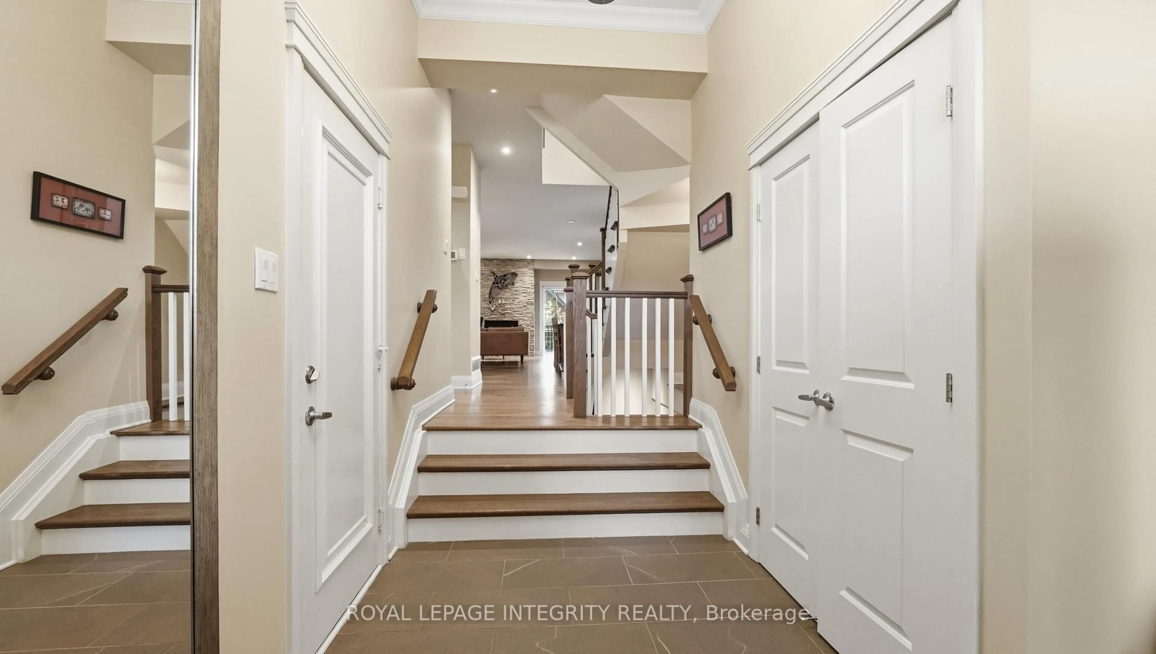 Indoor entryway for 142 Faraday St, Ottawa Ontario K1Y 3M4