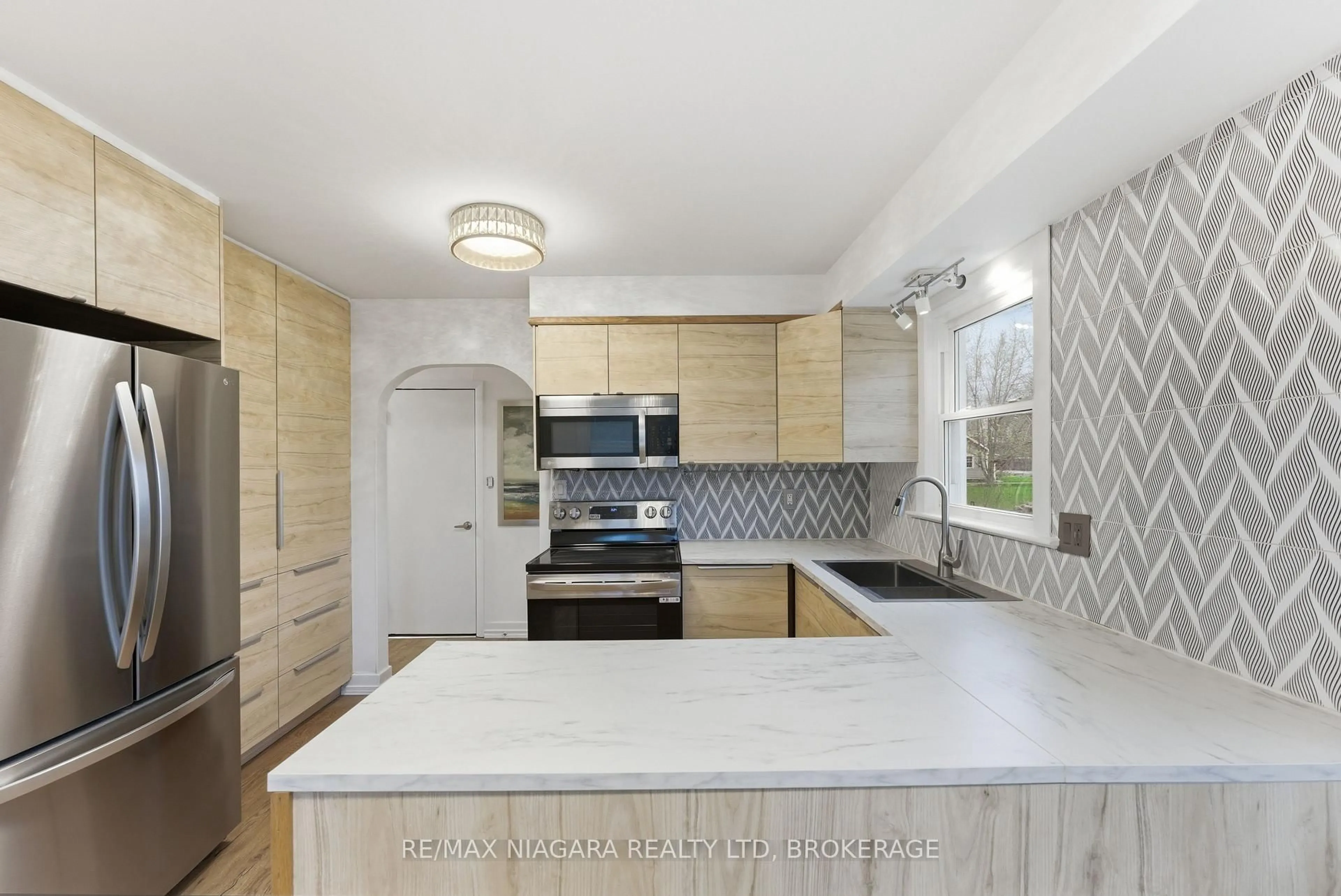 Open concept kitchen, ceramic/tile floor for 355 BERNARD Ave, Fort Erie Ontario L0S 1N0