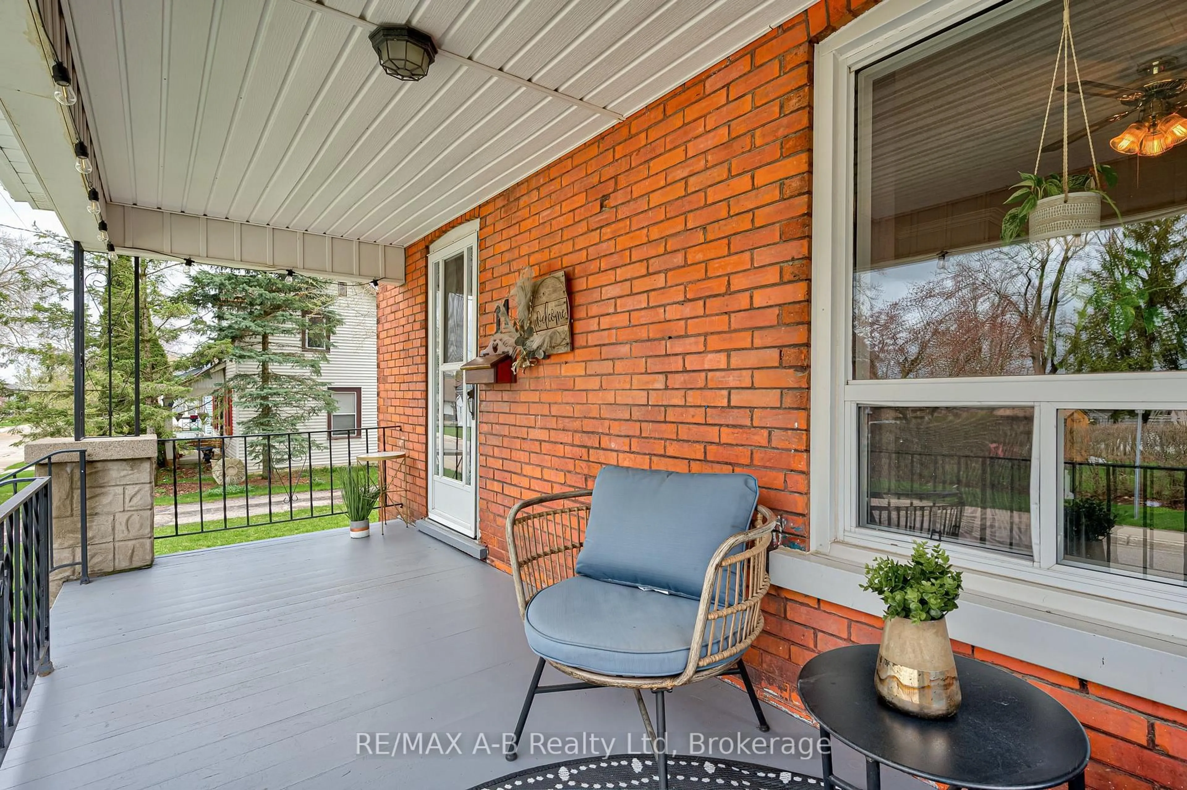 Unknown for 11 Brant St, Stratford Ontario N5A 3X1
