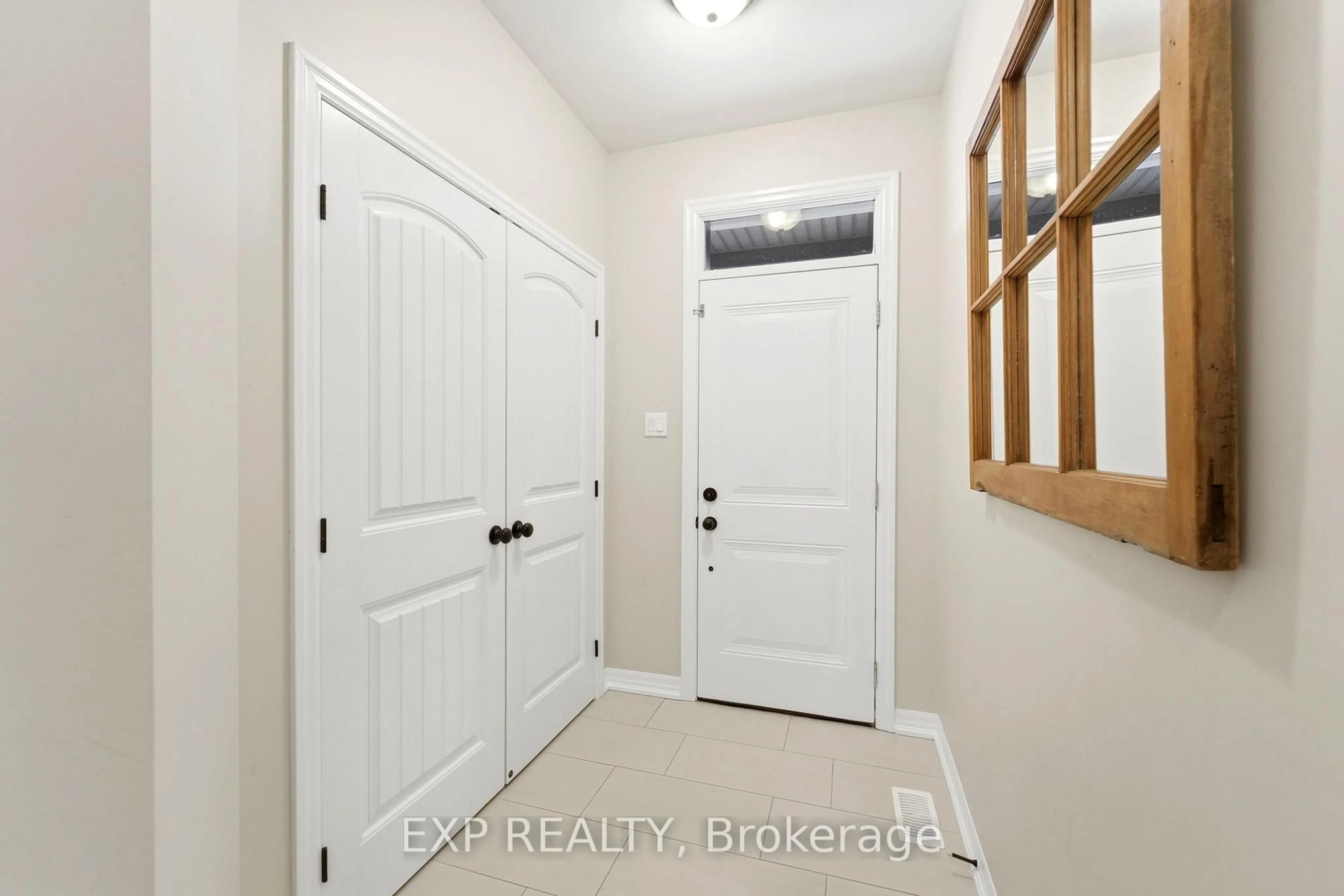Indoor entryway for 168 Rivington St #B, Carp Ontario K0A 1L0