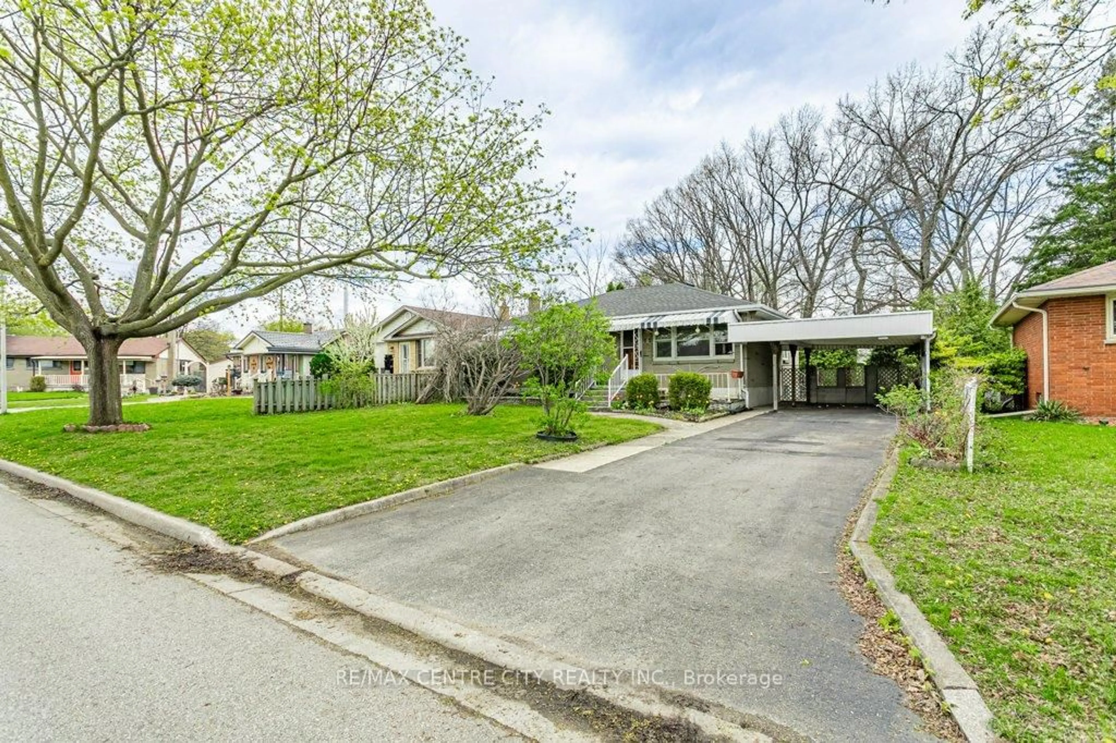 A pic from outside/outdoor area/front of a property/back of a property/a pic from drone, street for 77 Queenston Cres, London East Ontario N5W 1N7