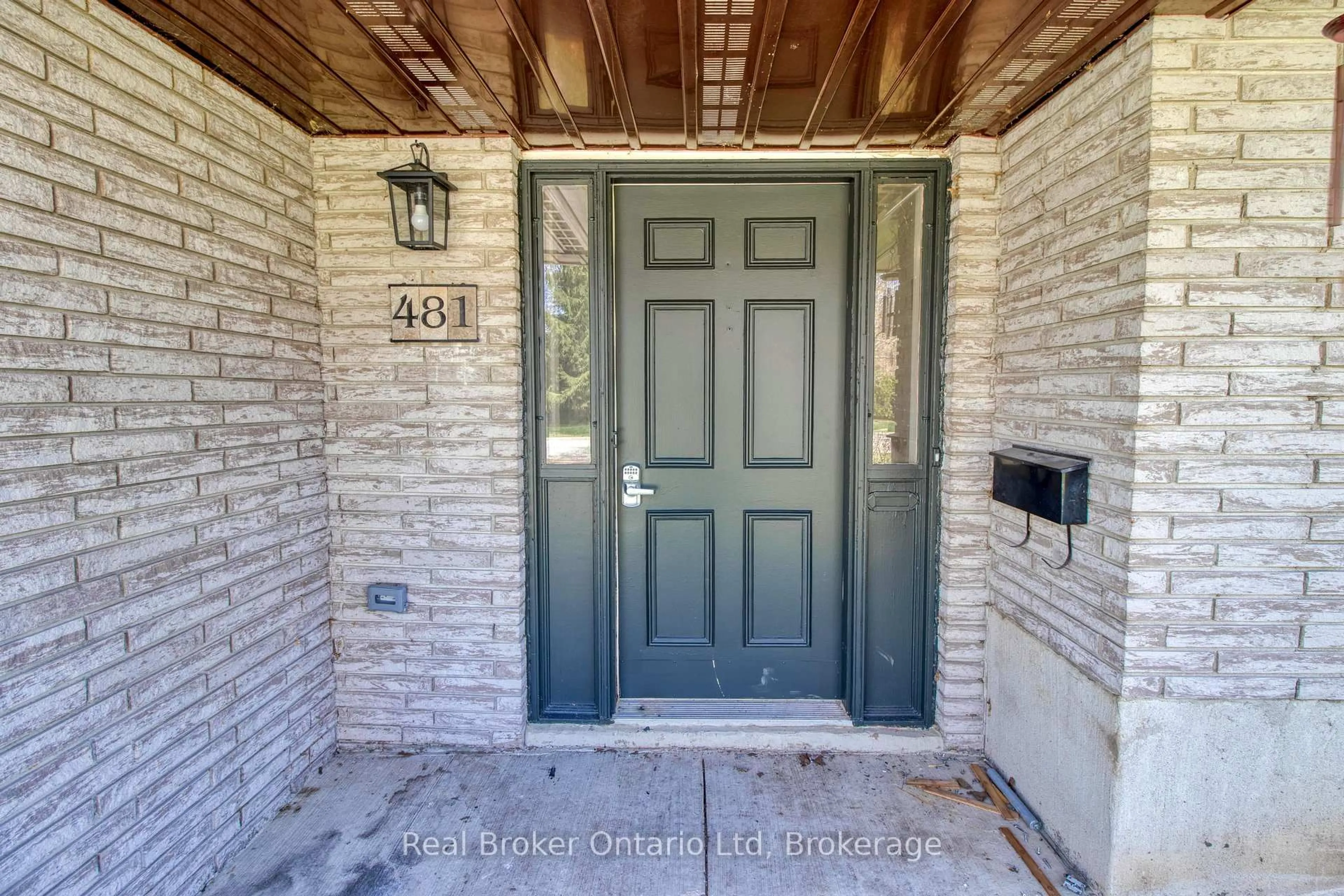 Indoor entryway for 481 4th A St, Owen Sound Ontario N4K 3K2