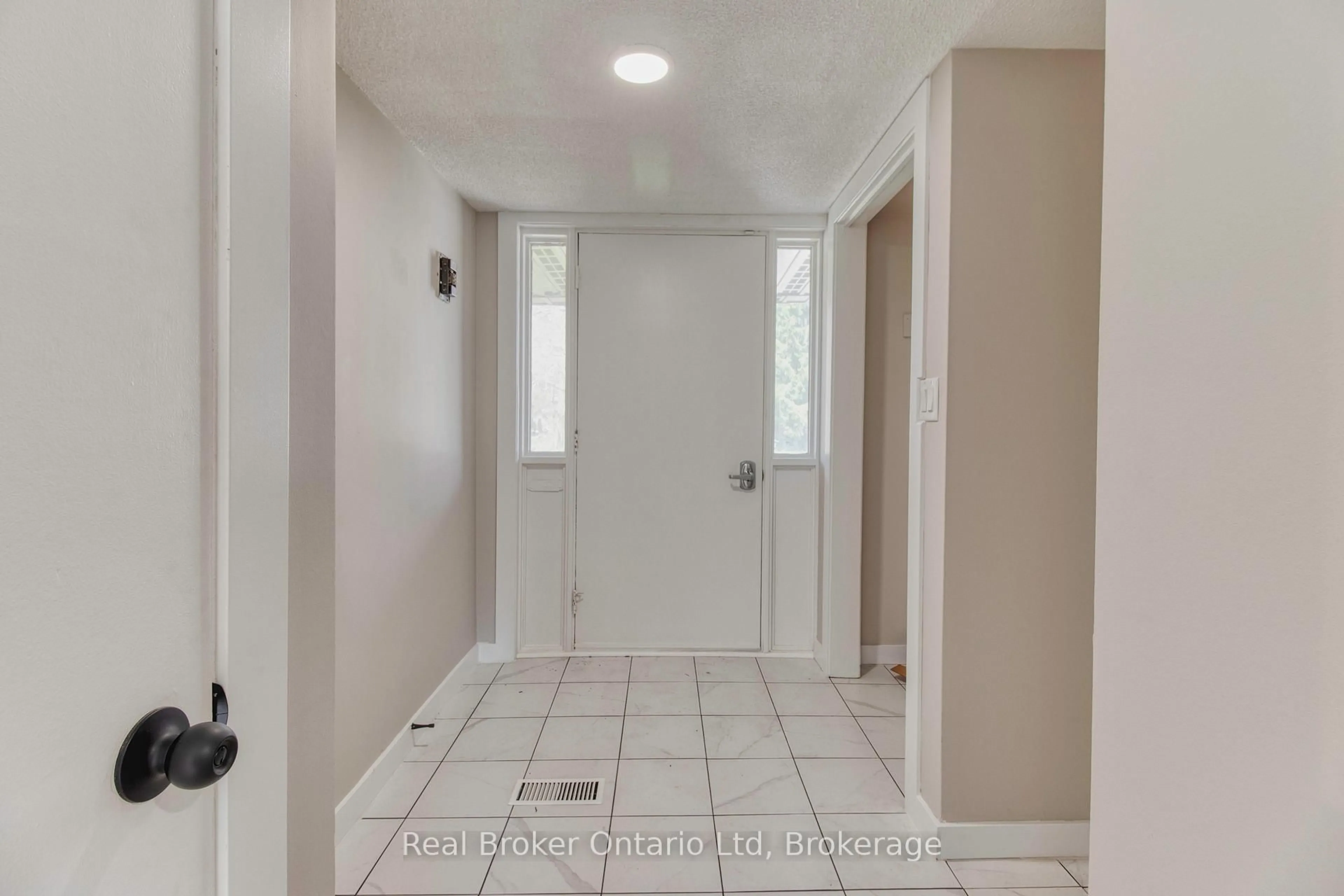 Indoor entryway for 481 4th A St, Owen Sound Ontario N4K 3K2