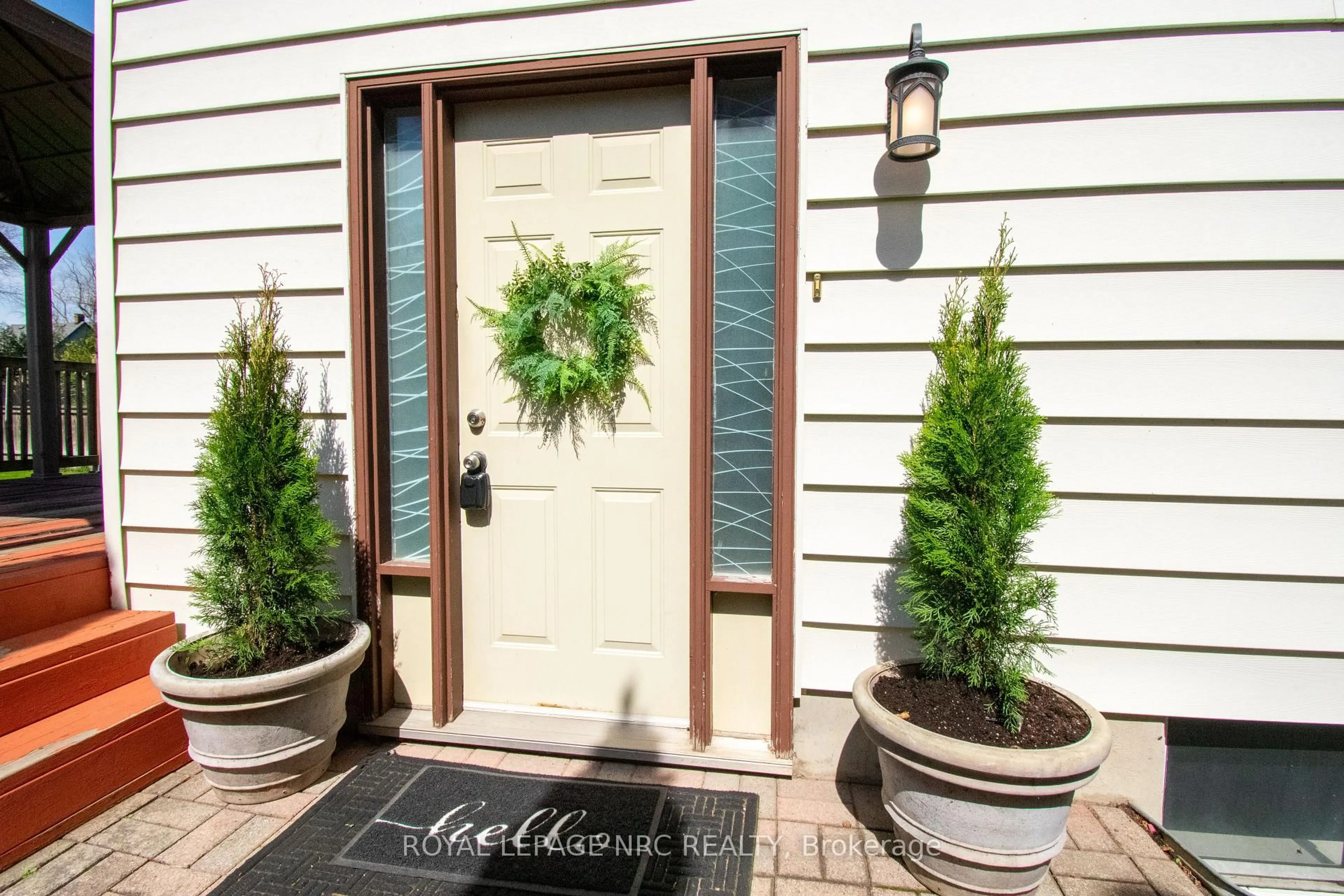 Indoor entryway for 17 Christie St, St. Catharines Ontario L2N 5H2