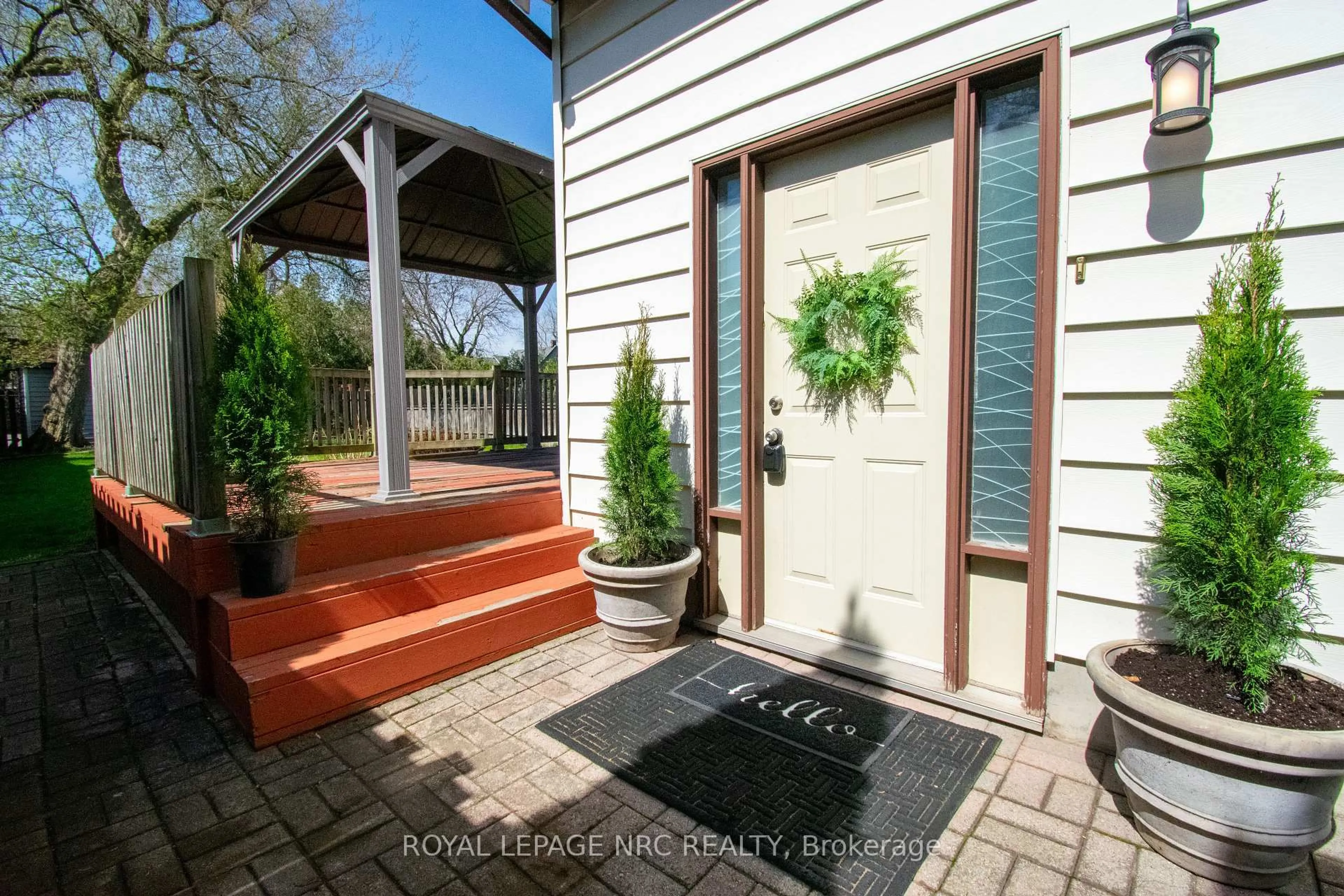 Indoor entryway for 17 Christie St, St. Catharines Ontario L2N 5H2