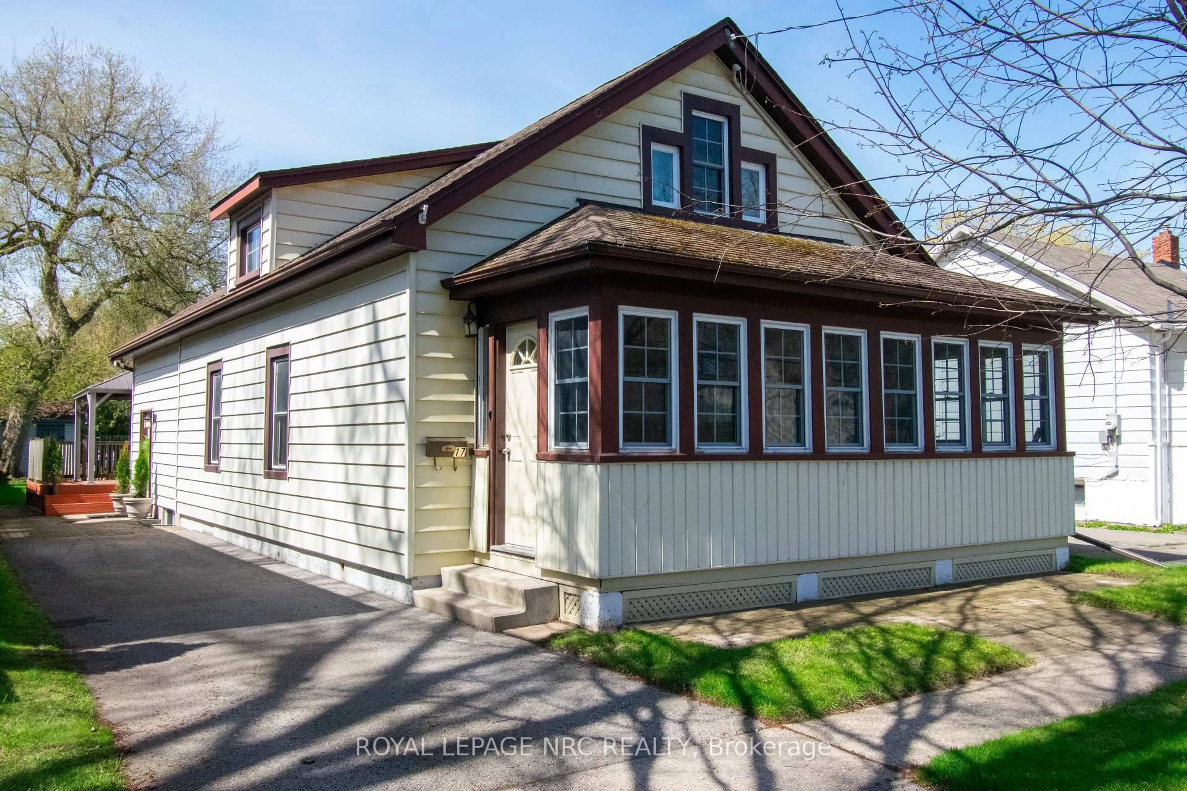 Home with vinyl exterior material, street for 17 Christie St, St. Catharines Ontario L2N 5H2