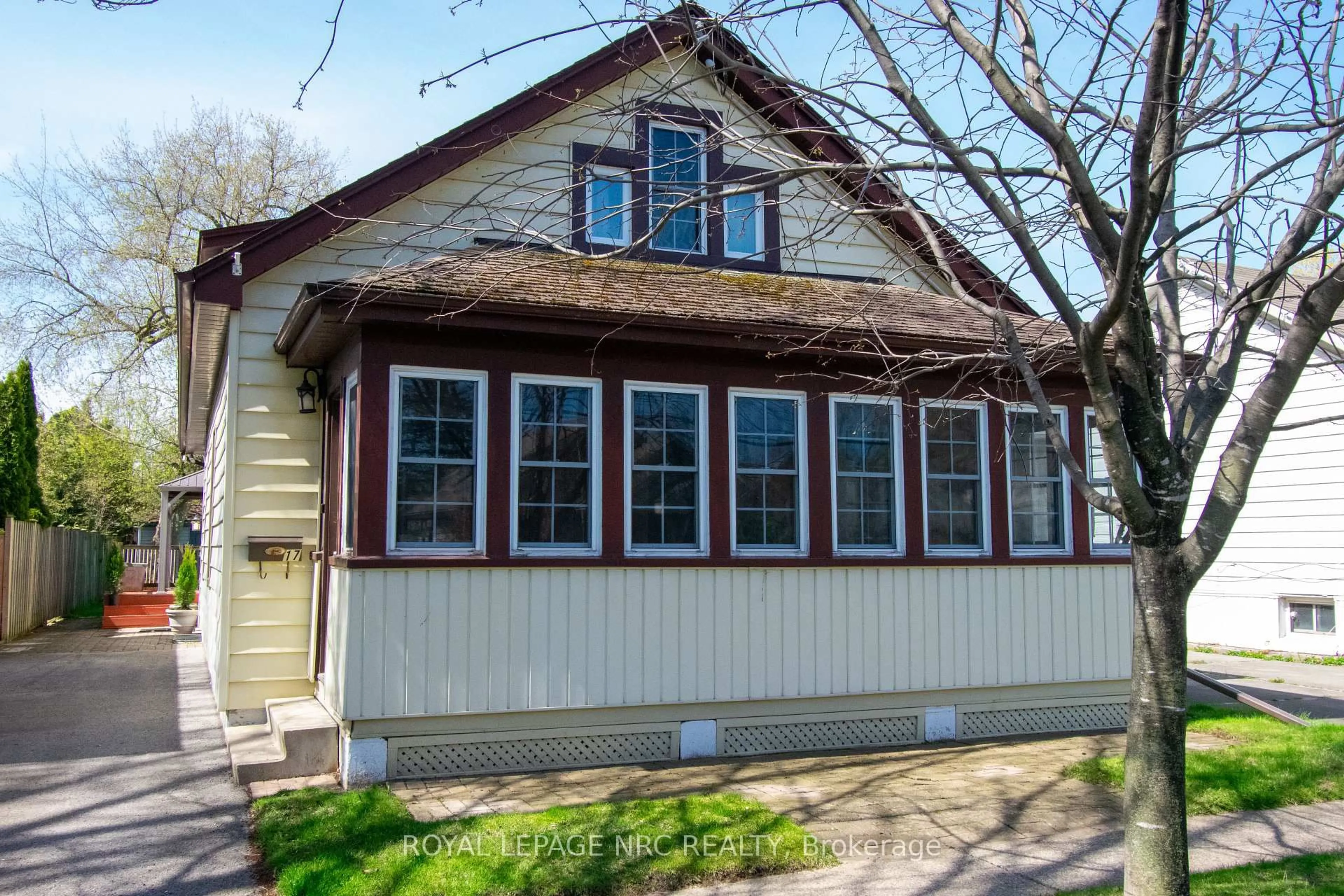 Home with vinyl exterior material, street for 17 Christie St, St. Catharines Ontario L2N 5H2