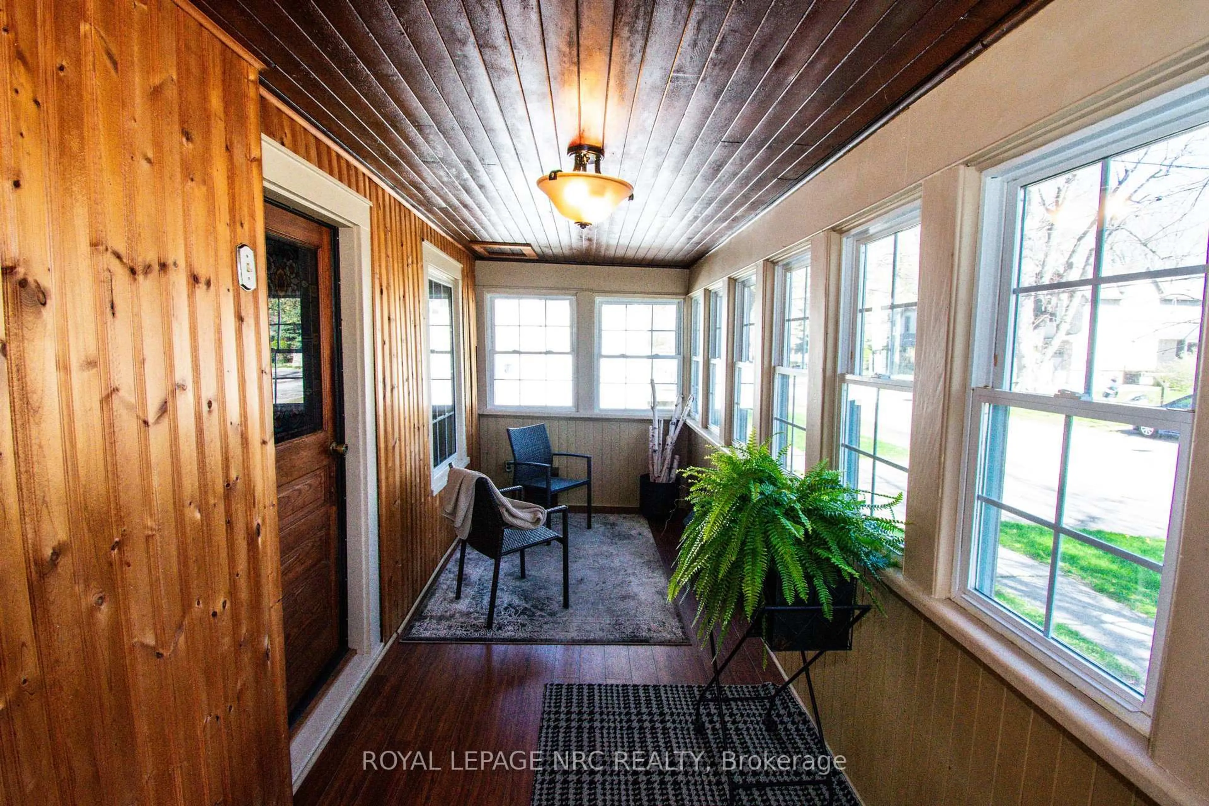 Indoor entryway for 17 Christie St, St. Catharines Ontario L2N 5H2