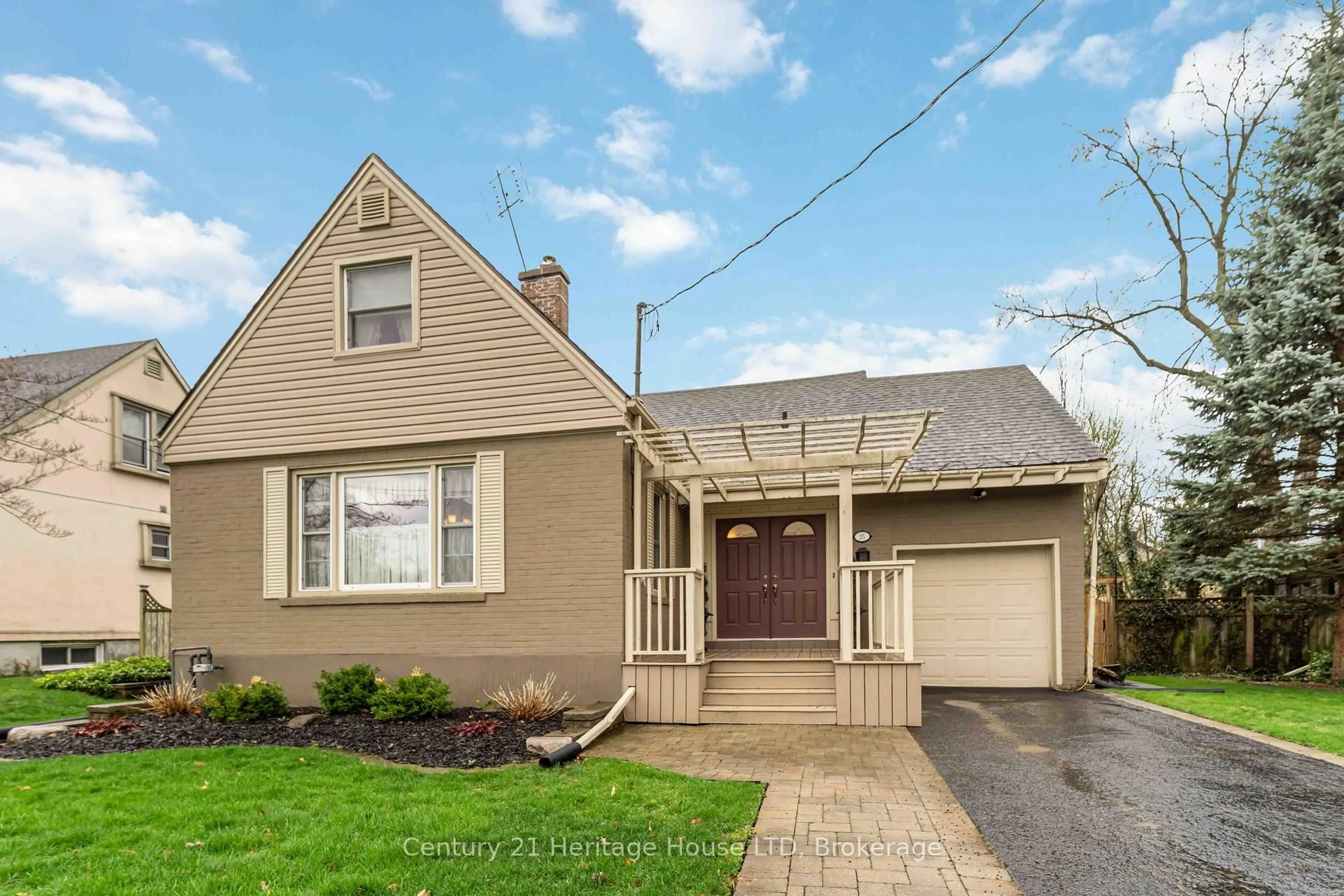 Home with vinyl exterior material, street for 25 GLENVIEW Ave, Welland Ontario L3C 4K2