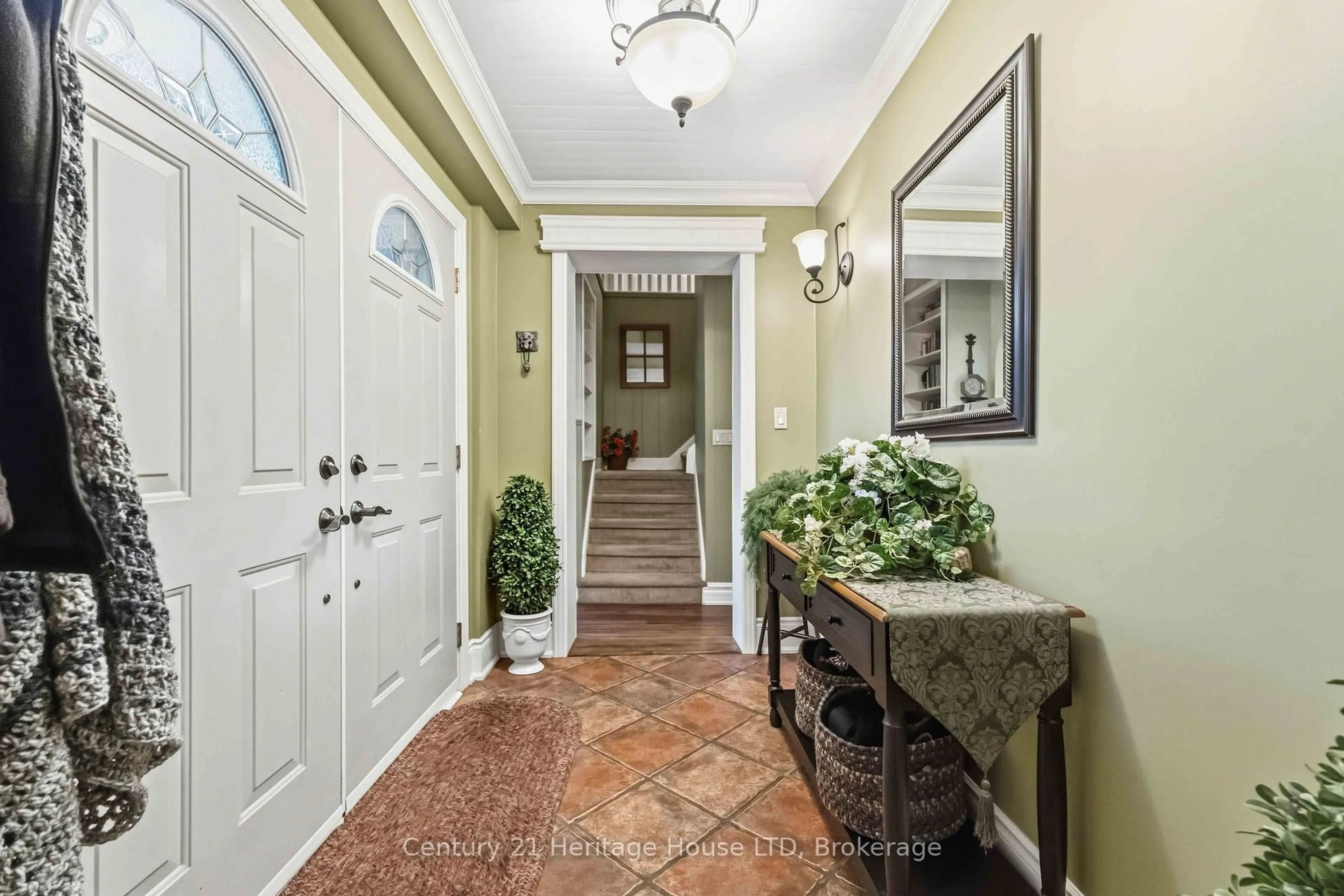 Indoor entryway for 25 GLENVIEW Ave, Welland Ontario L3C 4K2
