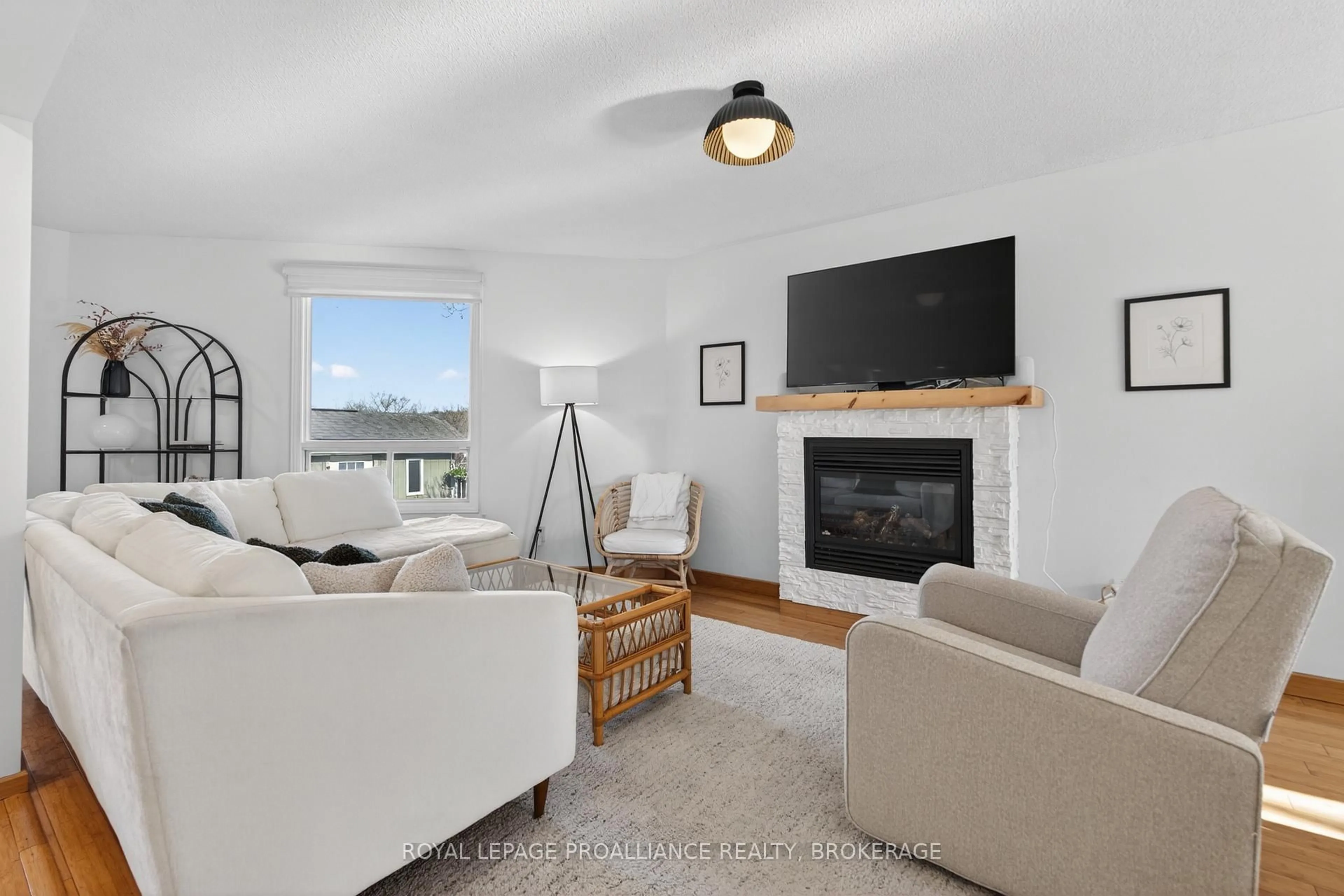 Living room with furniture, unknown for 41 Chartwell Cres, Kingston Ontario K7K 6P2