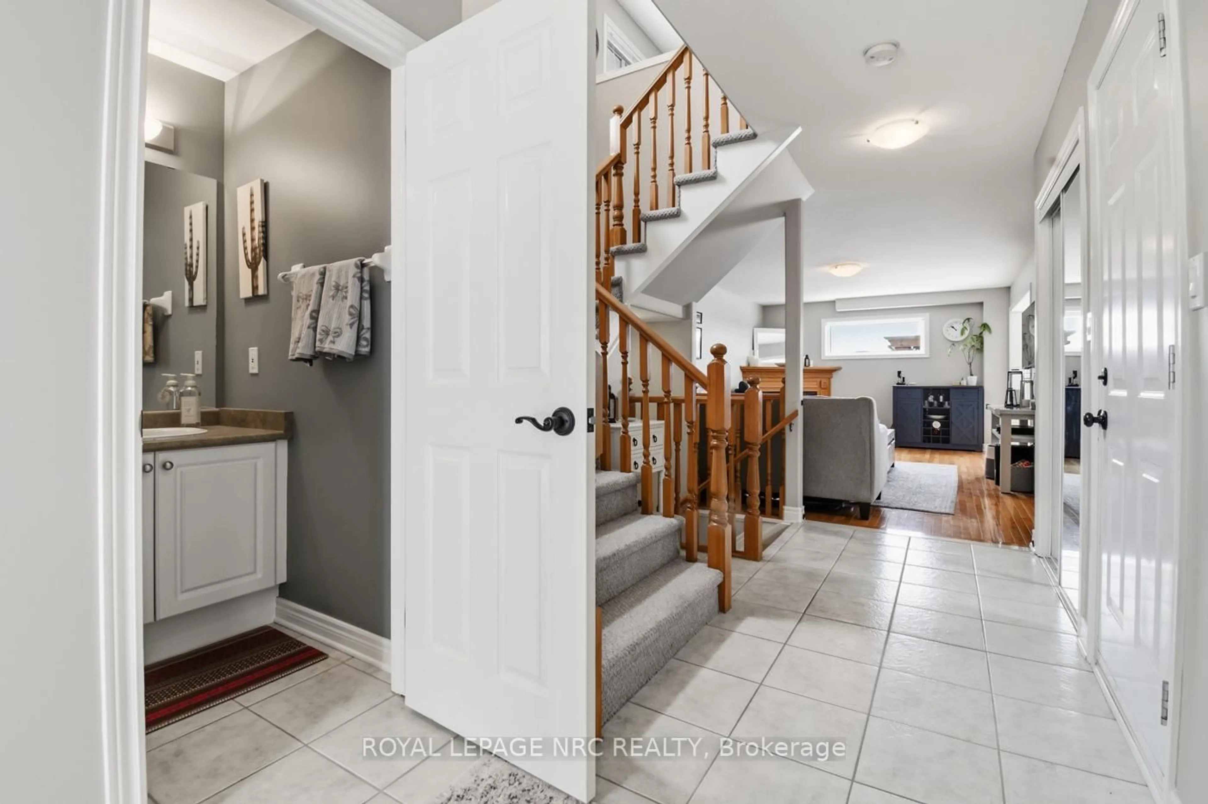 Indoor entryway for 5245 White Dove Pkwy, Niagara Falls Ontario L2H 3M5