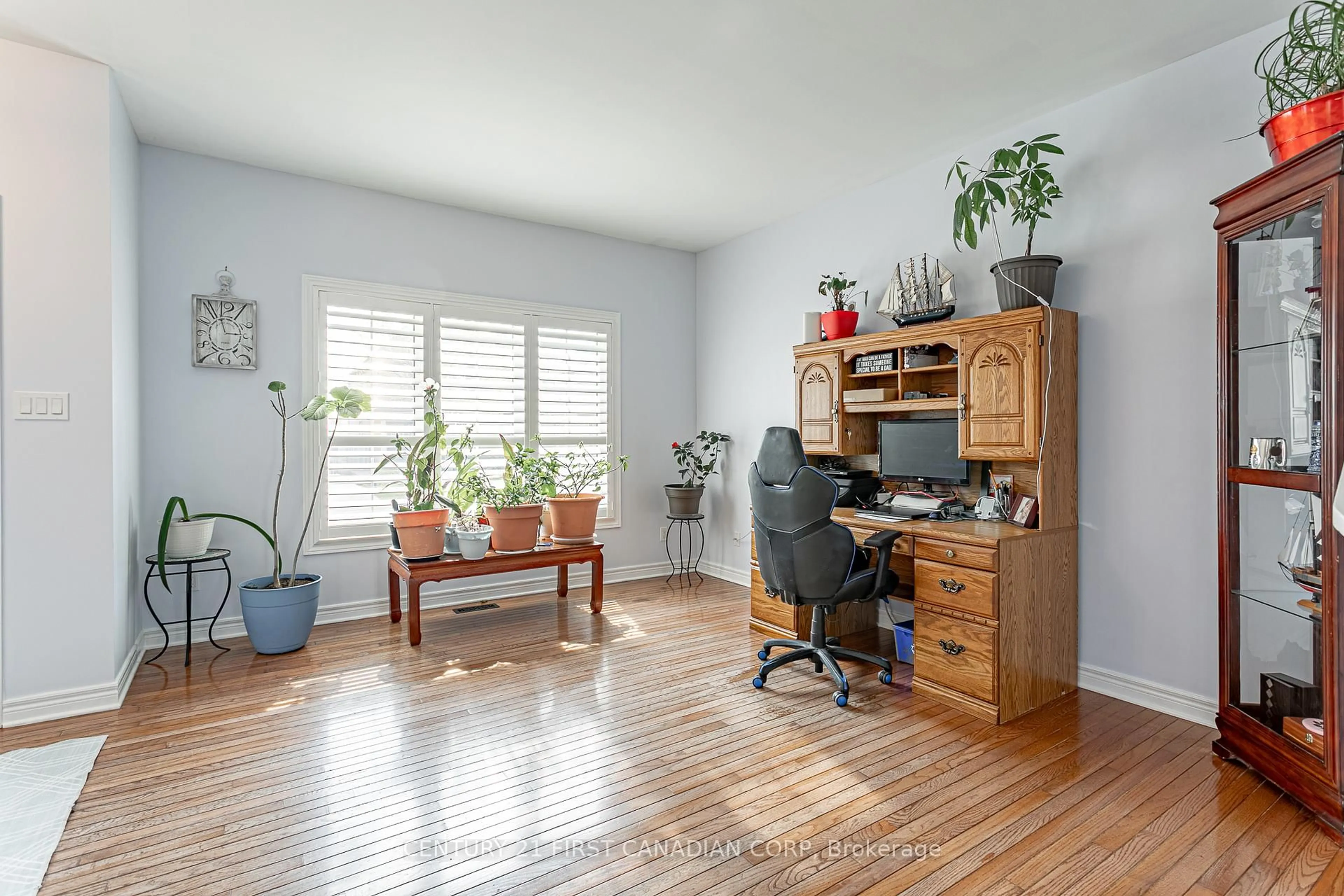 A pic of a room for 261 South Leaksdale Circ, London South Ontario N6M 1K3