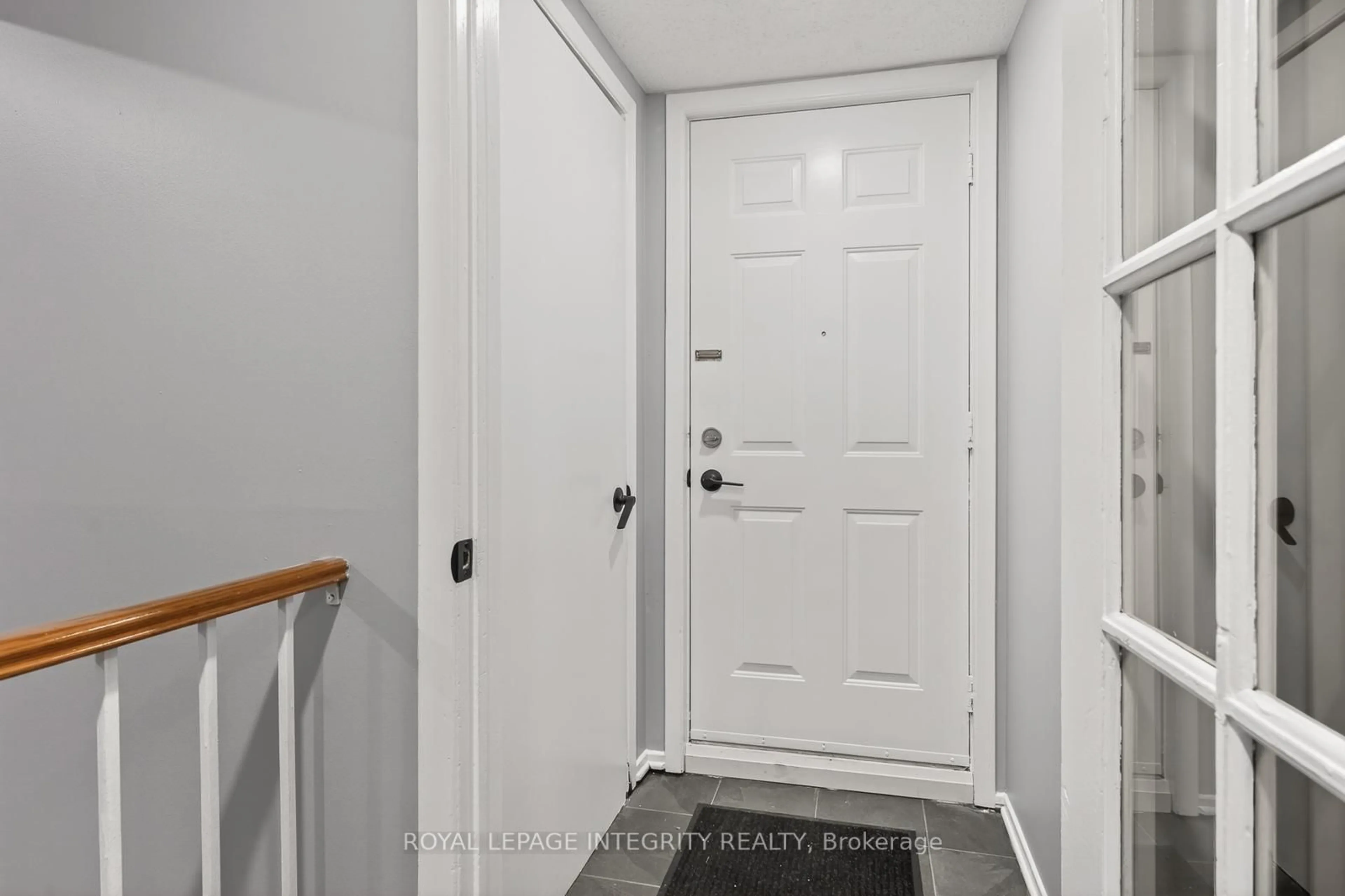 Indoor entryway for 207 Woodfield Dr #A, Ottawa Ontario K2G 4P2