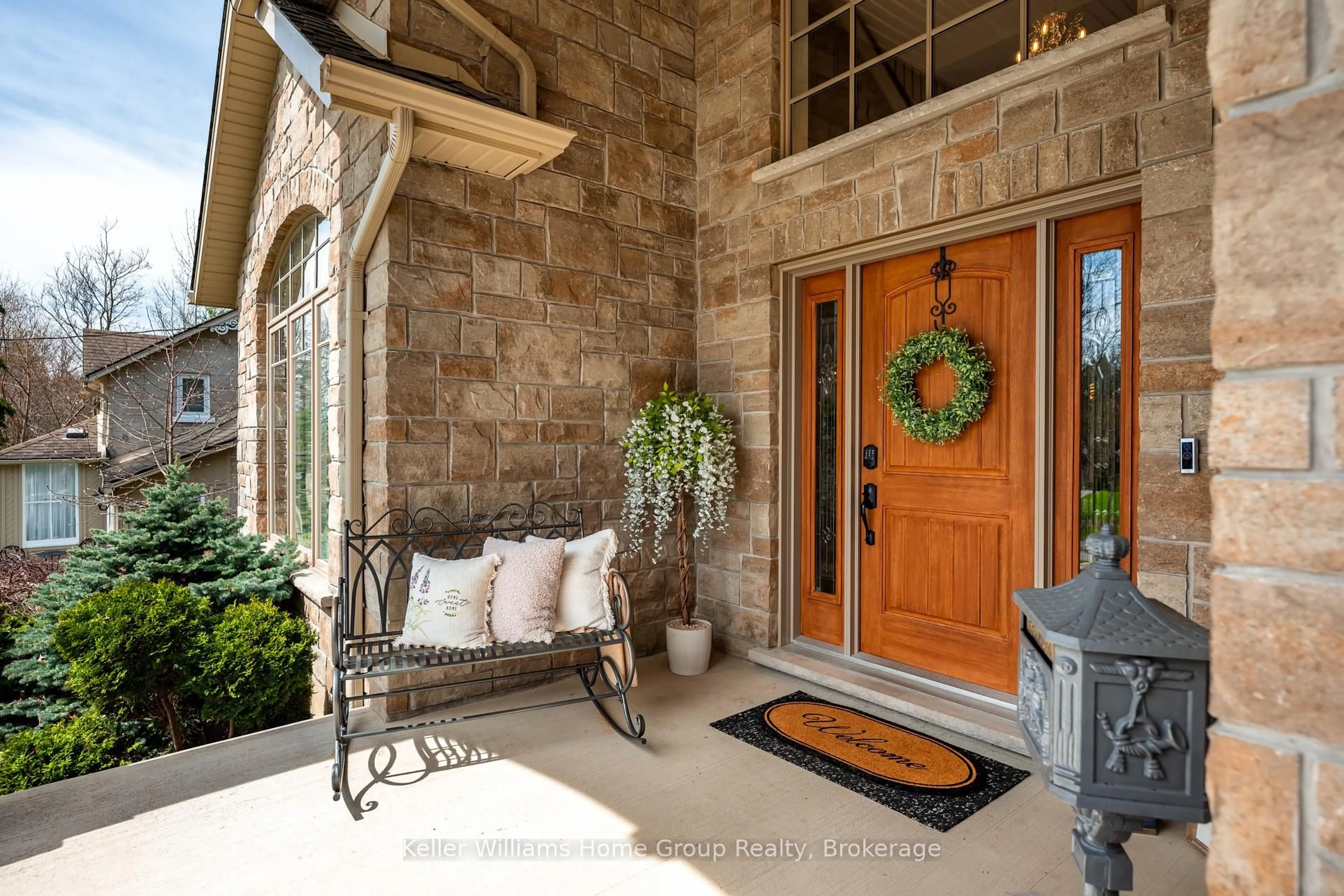 Indoor entryway for 40 Sophia St, Centre Wellington Ontario N0B 1S0