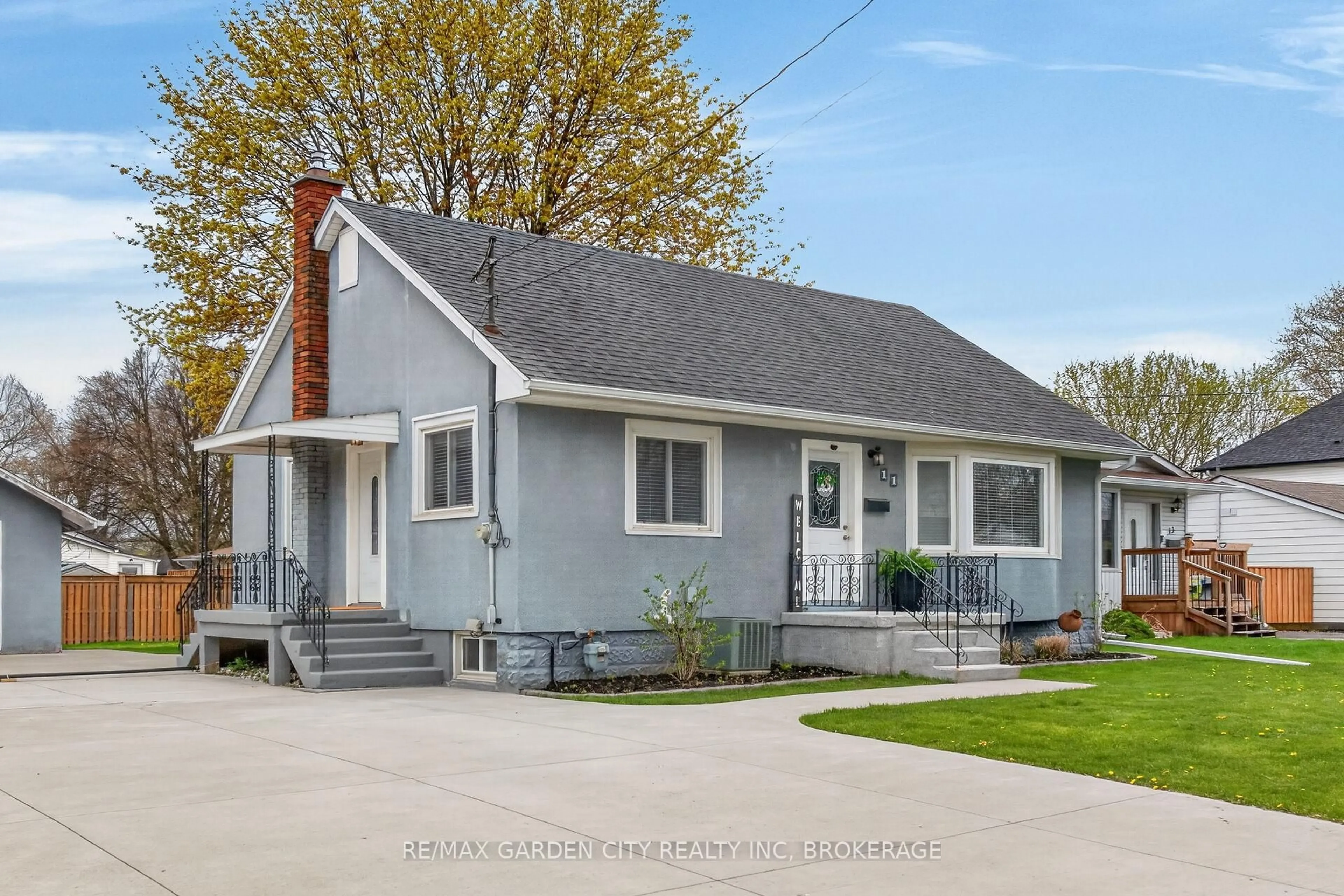 Home with vinyl exterior material, street for 11 Sharpe Ave, Welland Ontario L3C 3R5