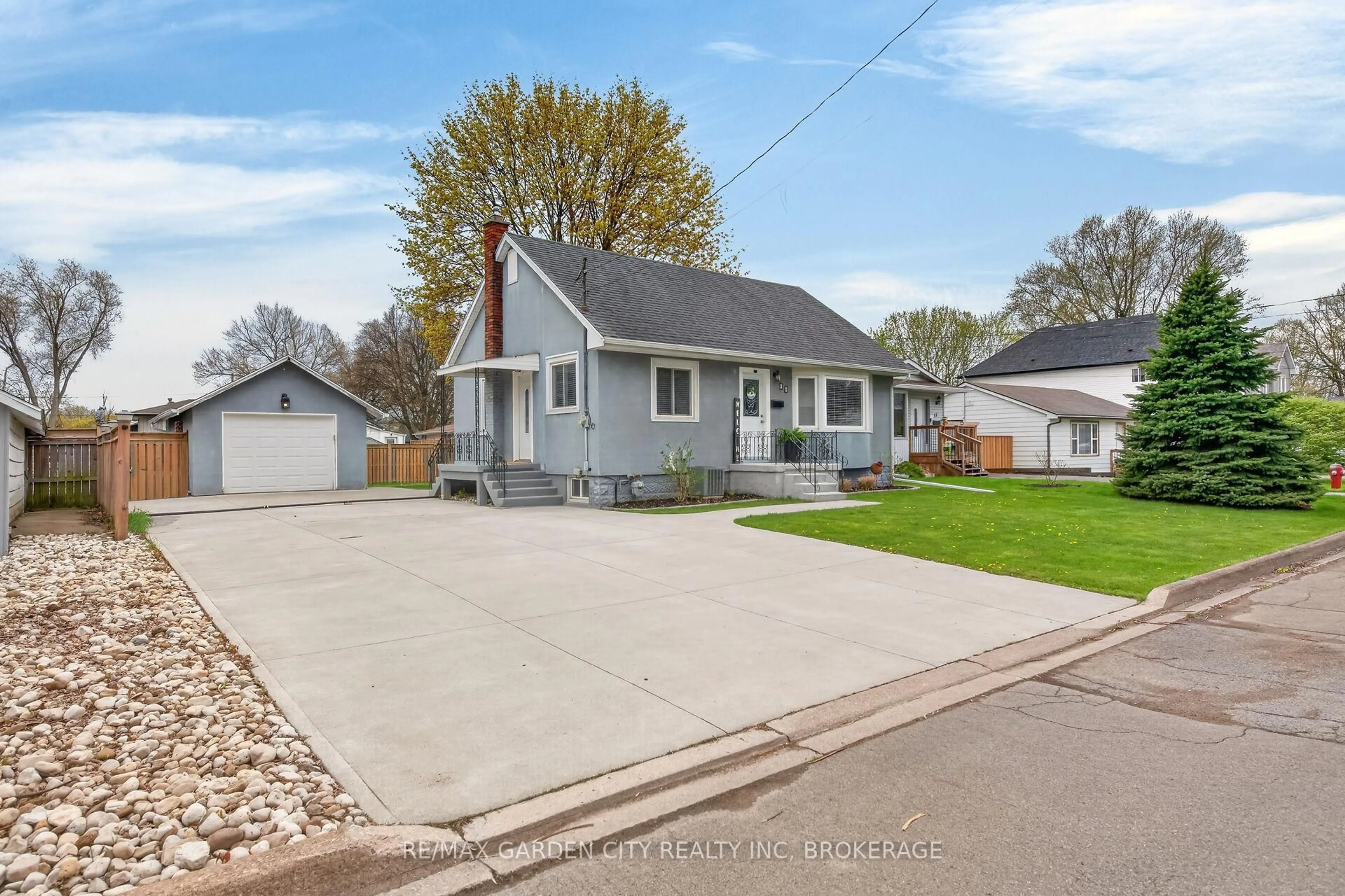 Home with vinyl exterior material, street for 11 Sharpe Ave, Welland Ontario L3C 3R5