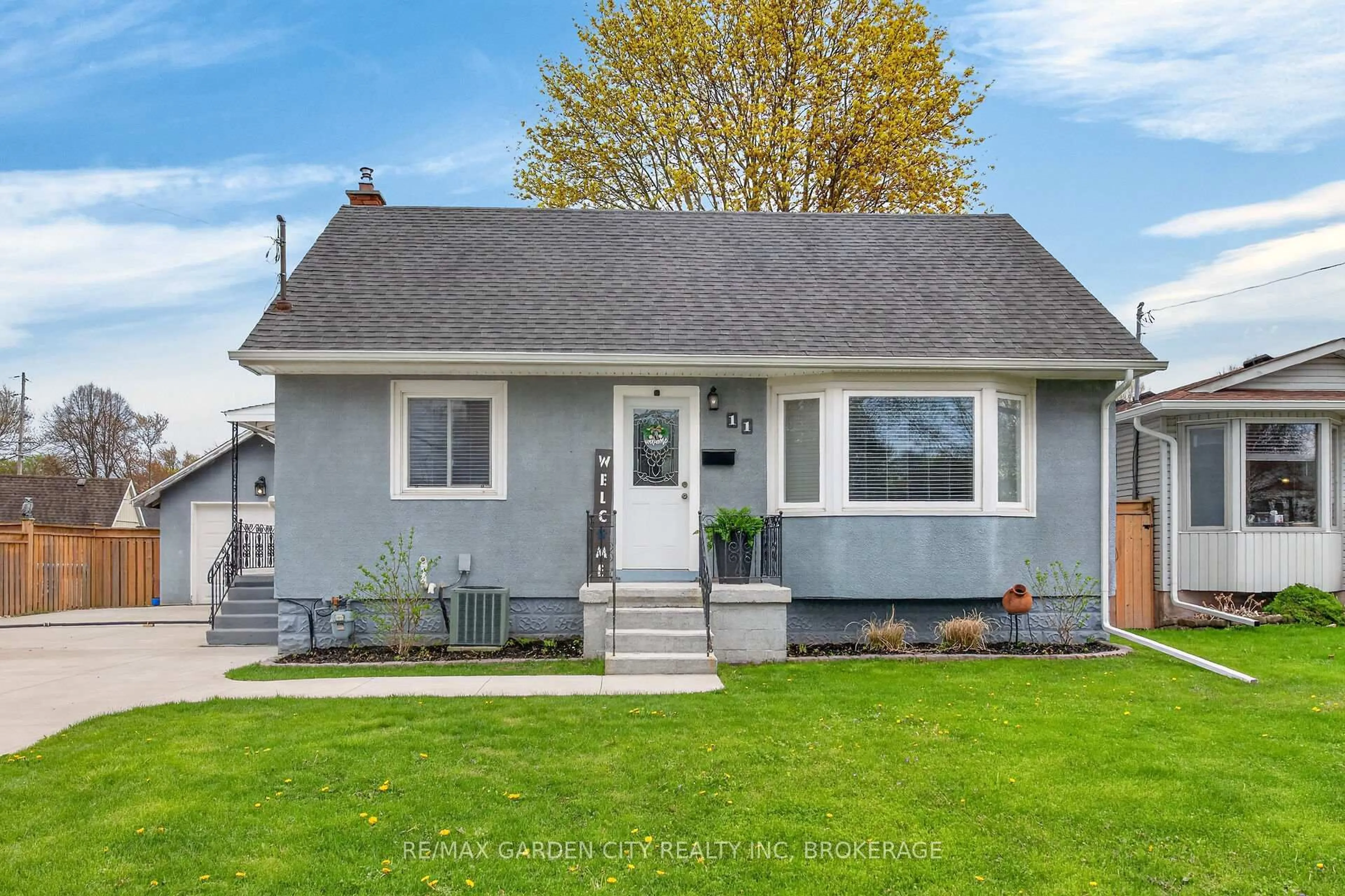 Home with vinyl exterior material, street for 11 Sharpe Ave, Welland Ontario L3C 3R5