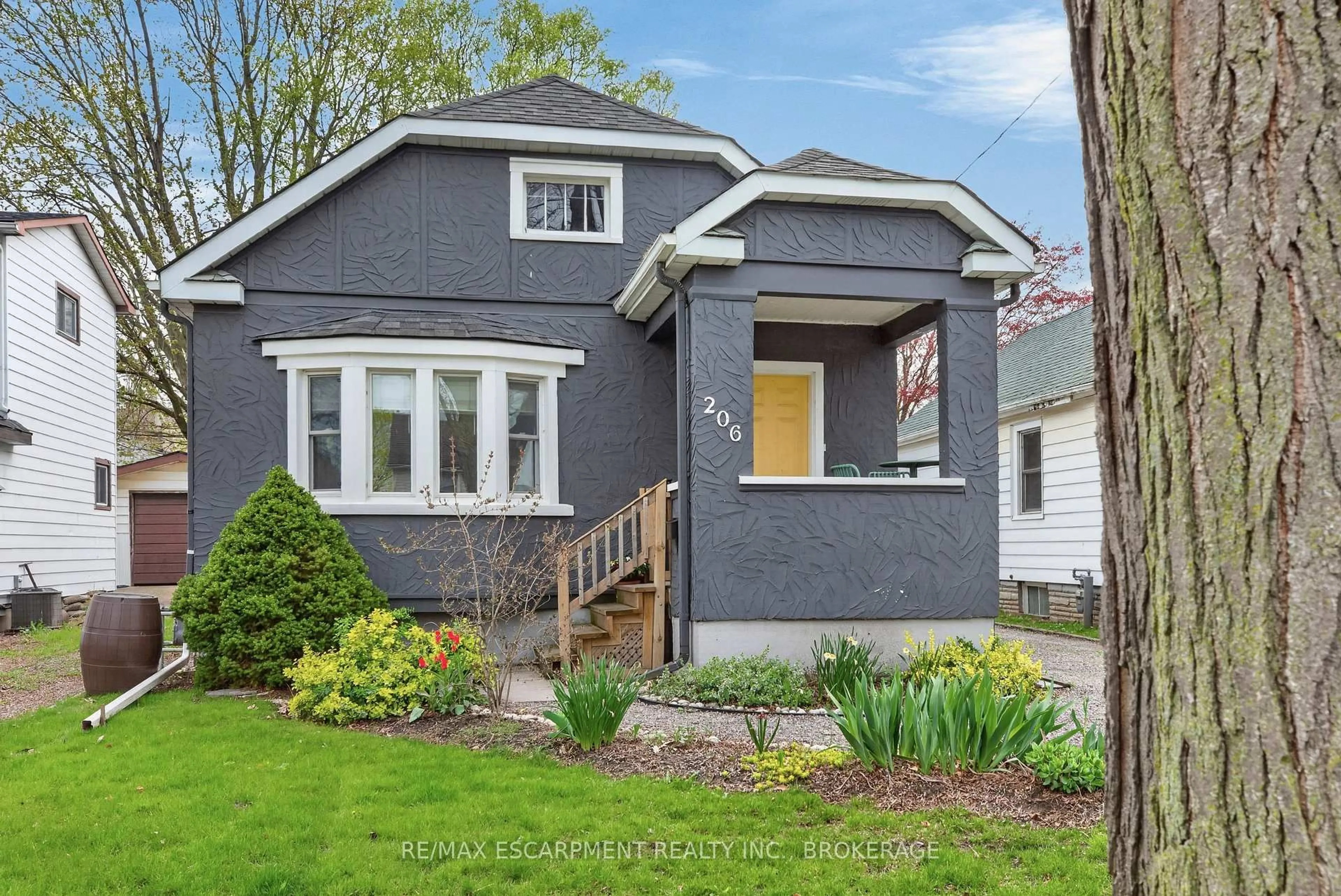 Home with brick exterior material, street for 206 York St, St. Catharines Ontario L2R 6G4