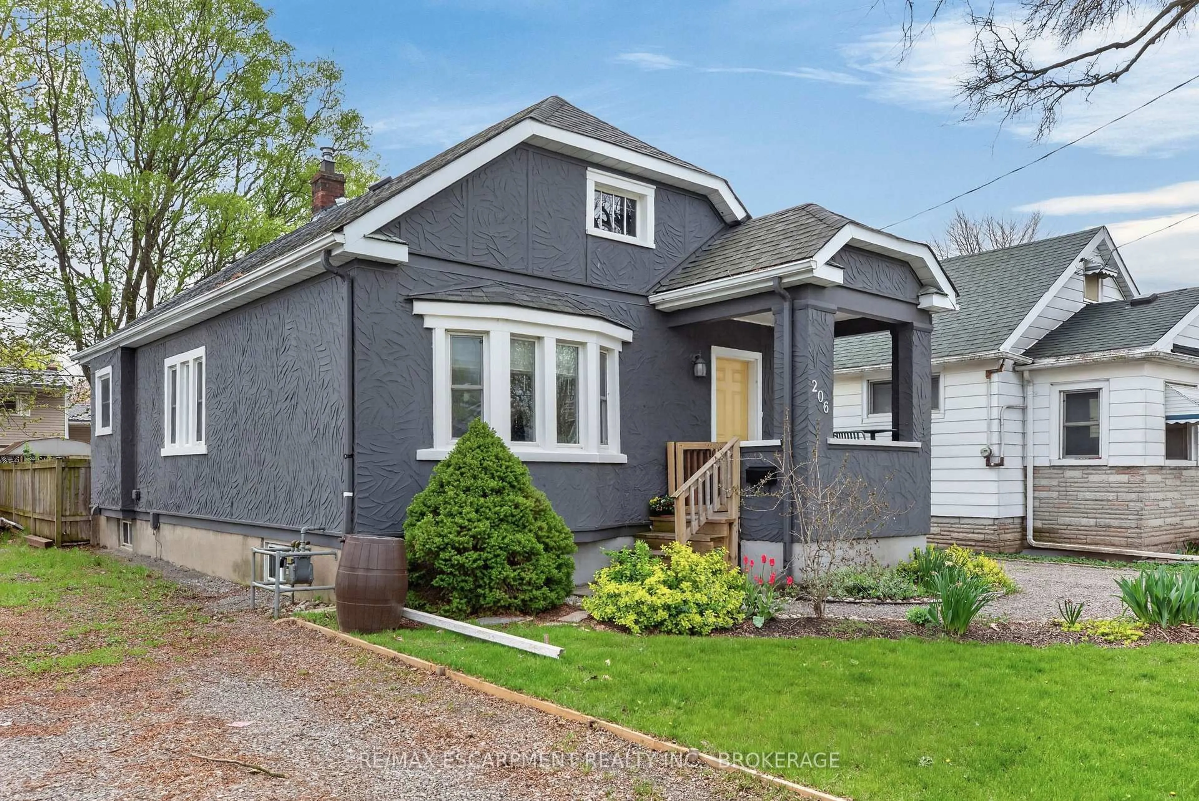 Home with vinyl exterior material, street for 206 York St, St. Catharines Ontario L2R 6G4