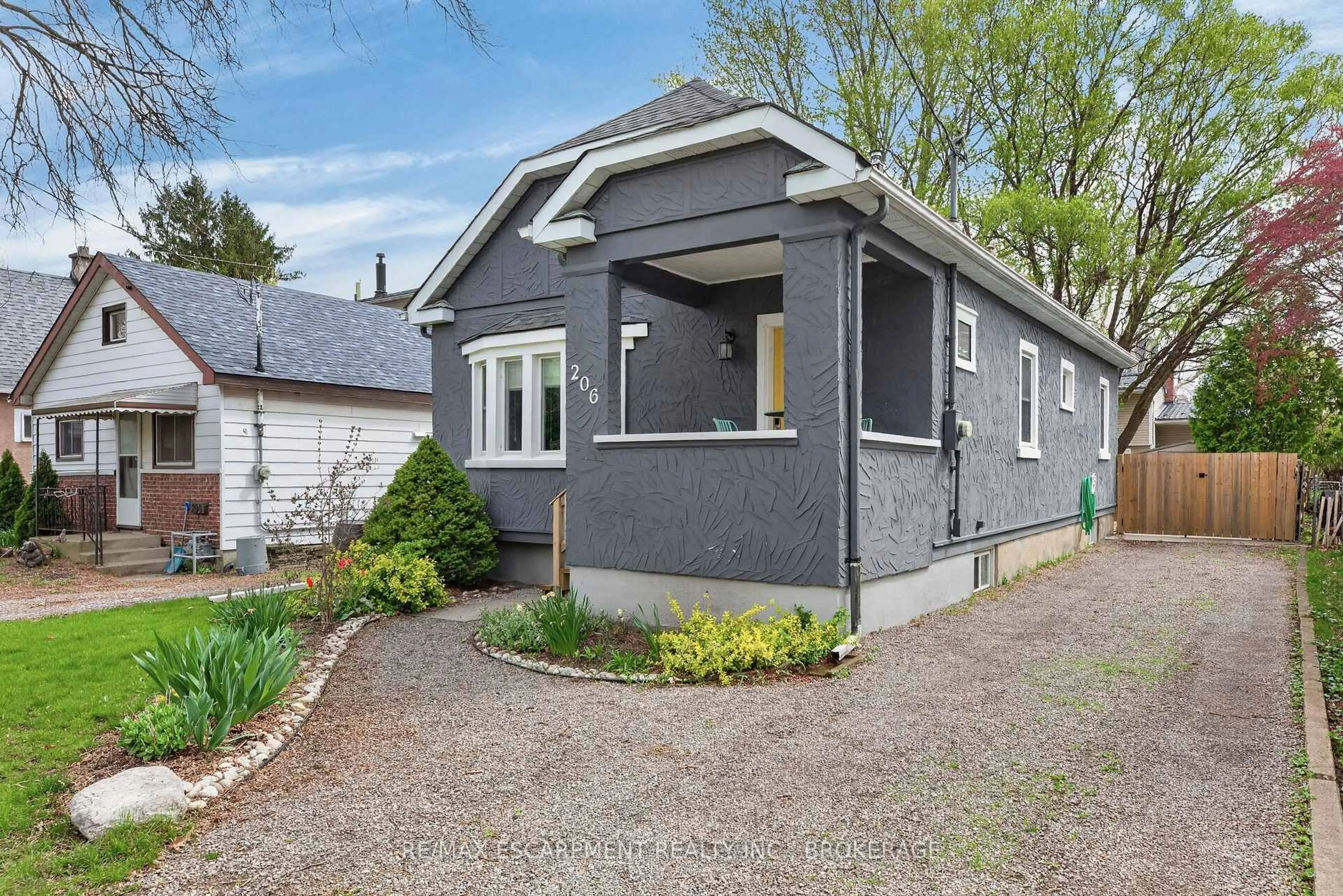 Home with vinyl exterior material, street for 206 York St, St. Catharines Ontario L2R 6G4