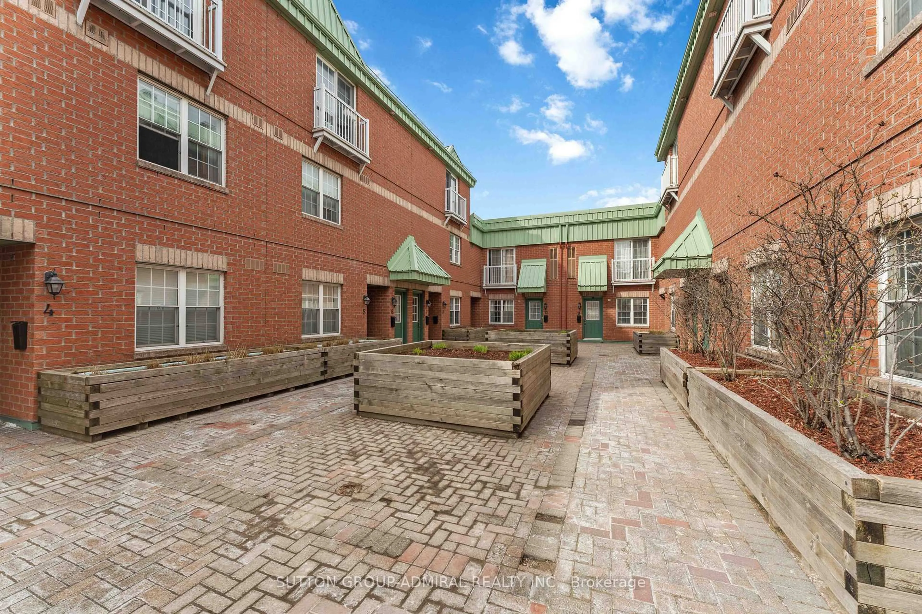 Patio, building for 130 ROCHESTER St #9, Ottawa Ontario K1R 0A3