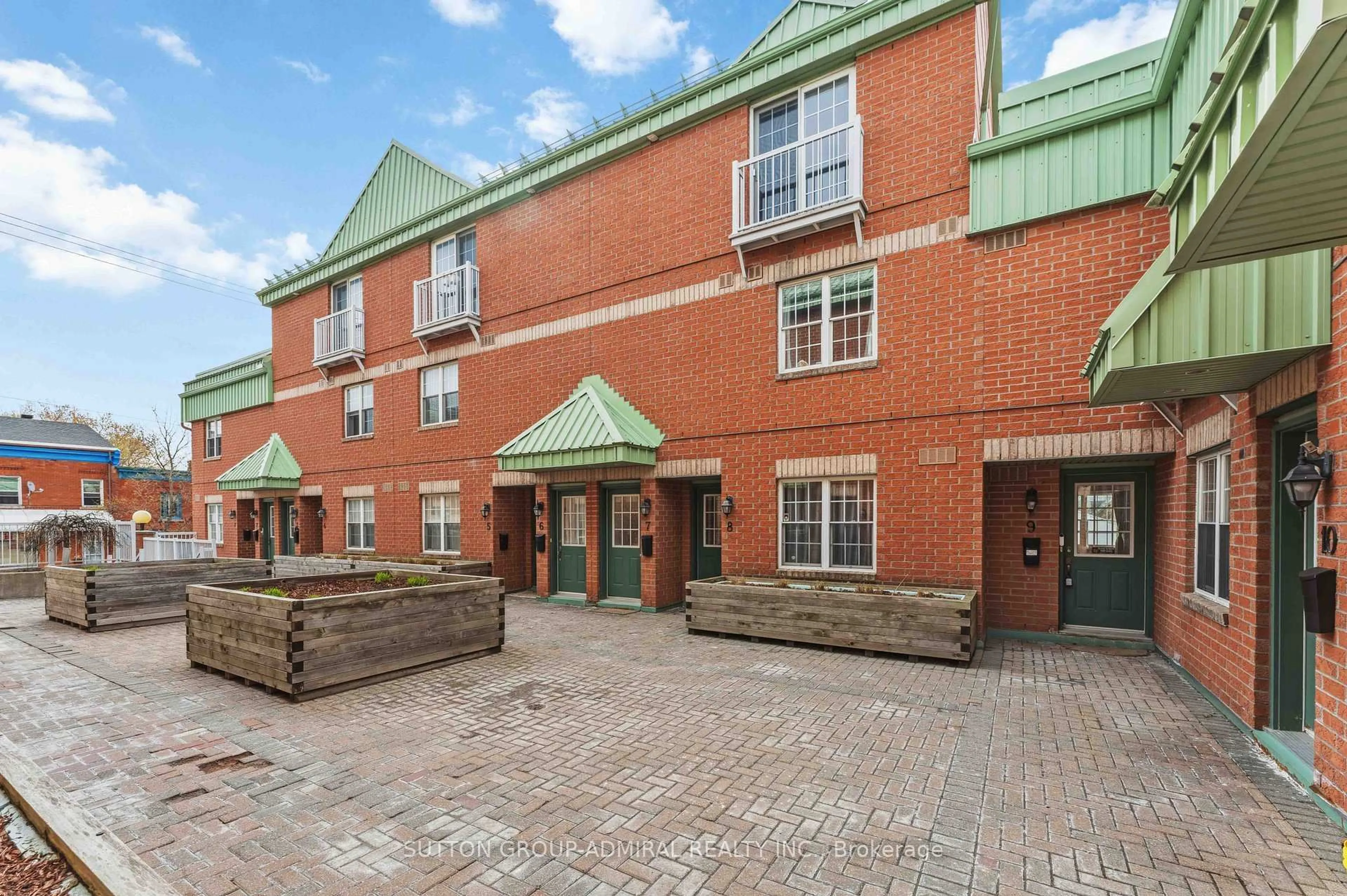 Patio, building for 130 ROCHESTER St #9, Ottawa Ontario K1R 0A3
