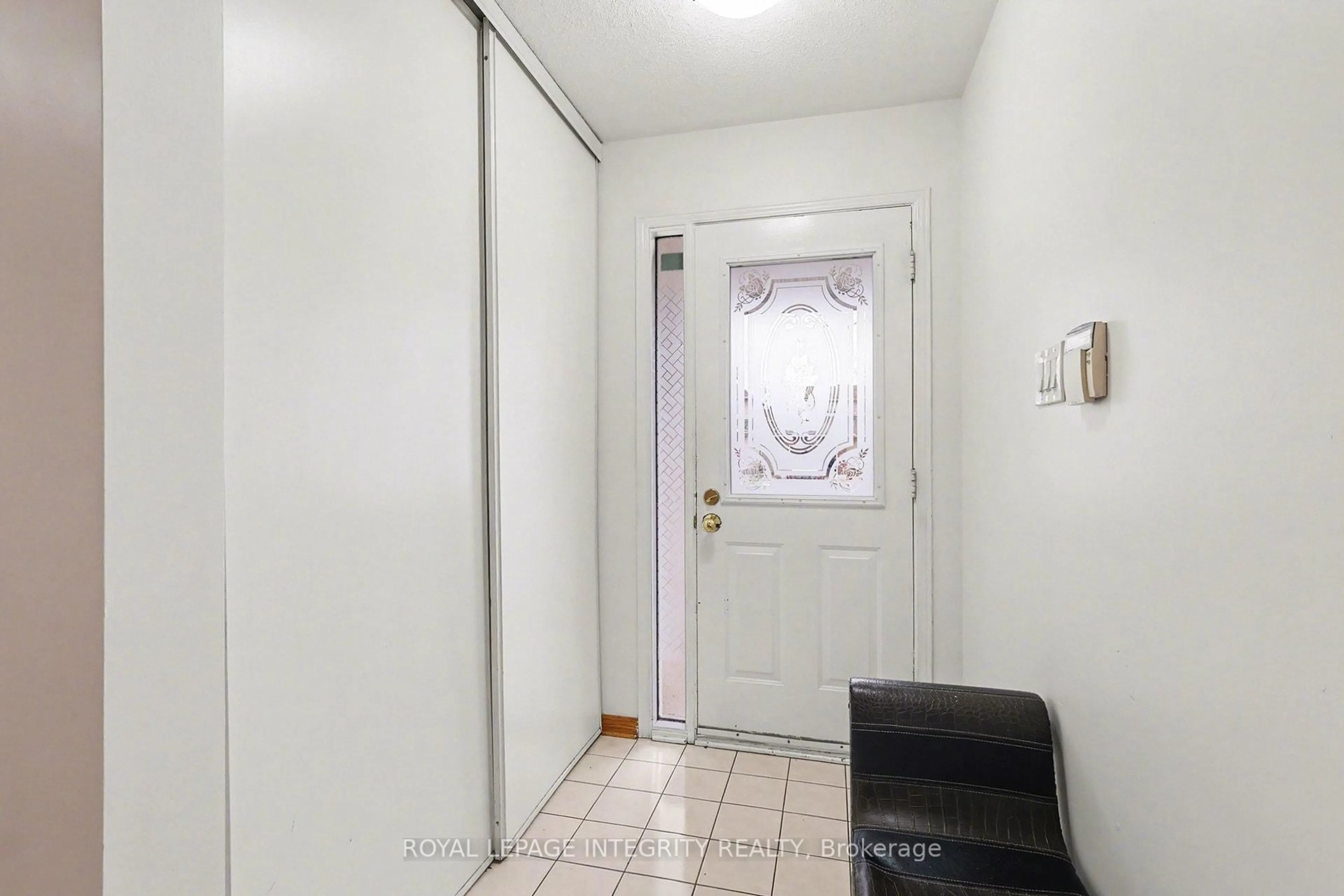 Indoor entryway for 2103 Gardenway Dr, Ottawa Ontario K4A 3K2