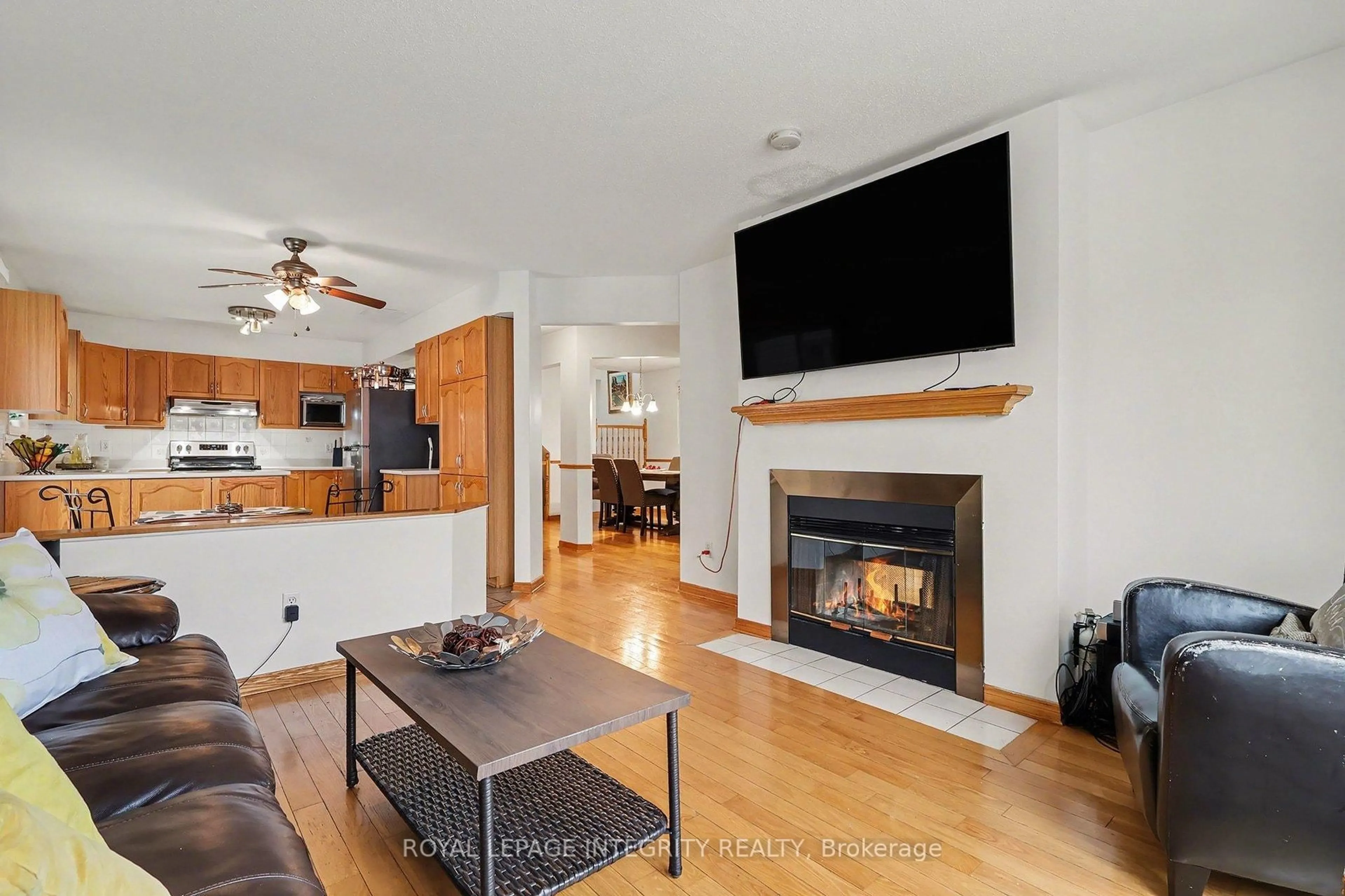 Living room with furniture, wood/laminate floor for 2103 Gardenway Dr, Ottawa Ontario K4A 3K2