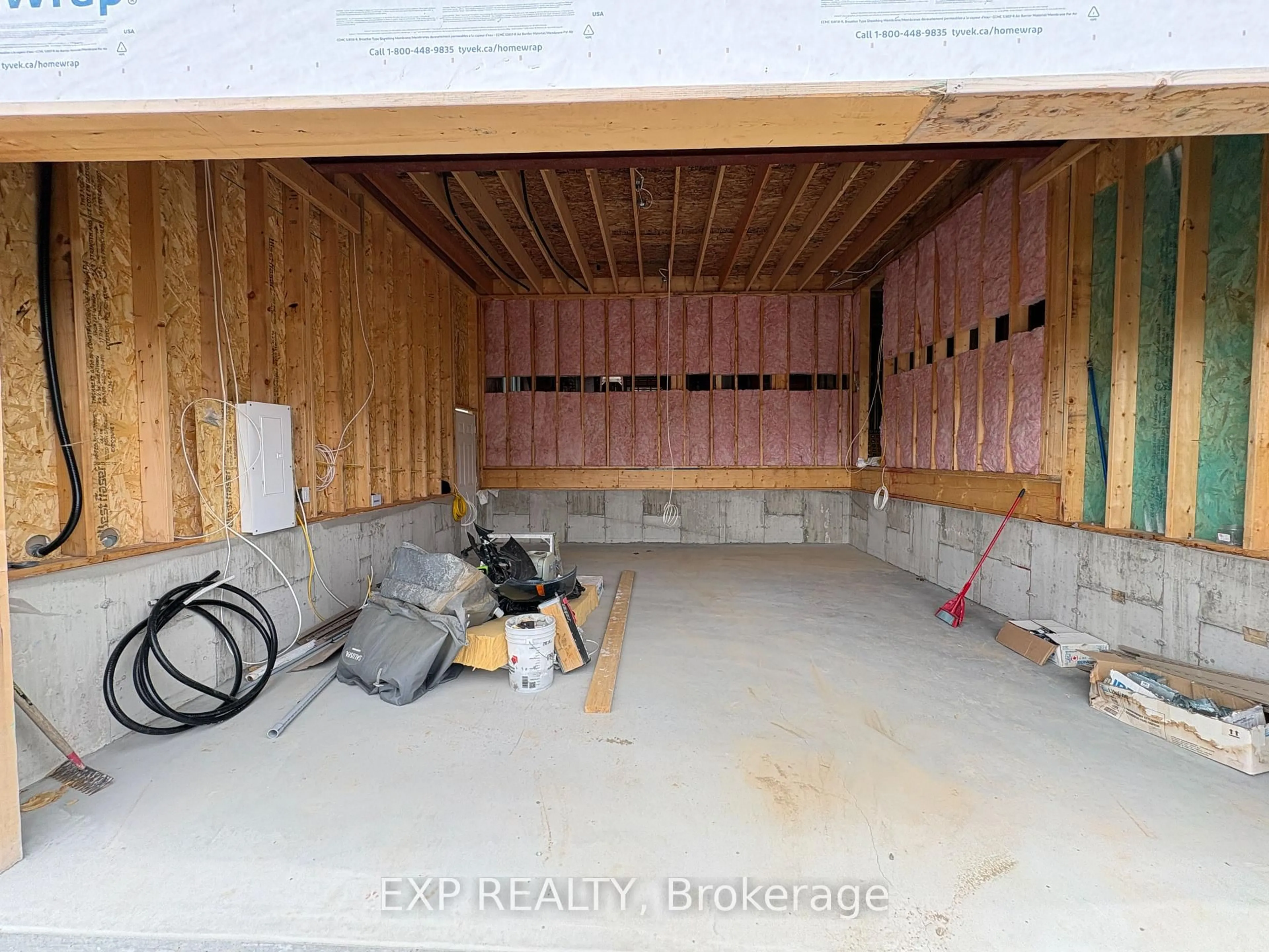 Indoor garage for 1116 Woodhaven Dr, Kingston Ontario K7P 0R7