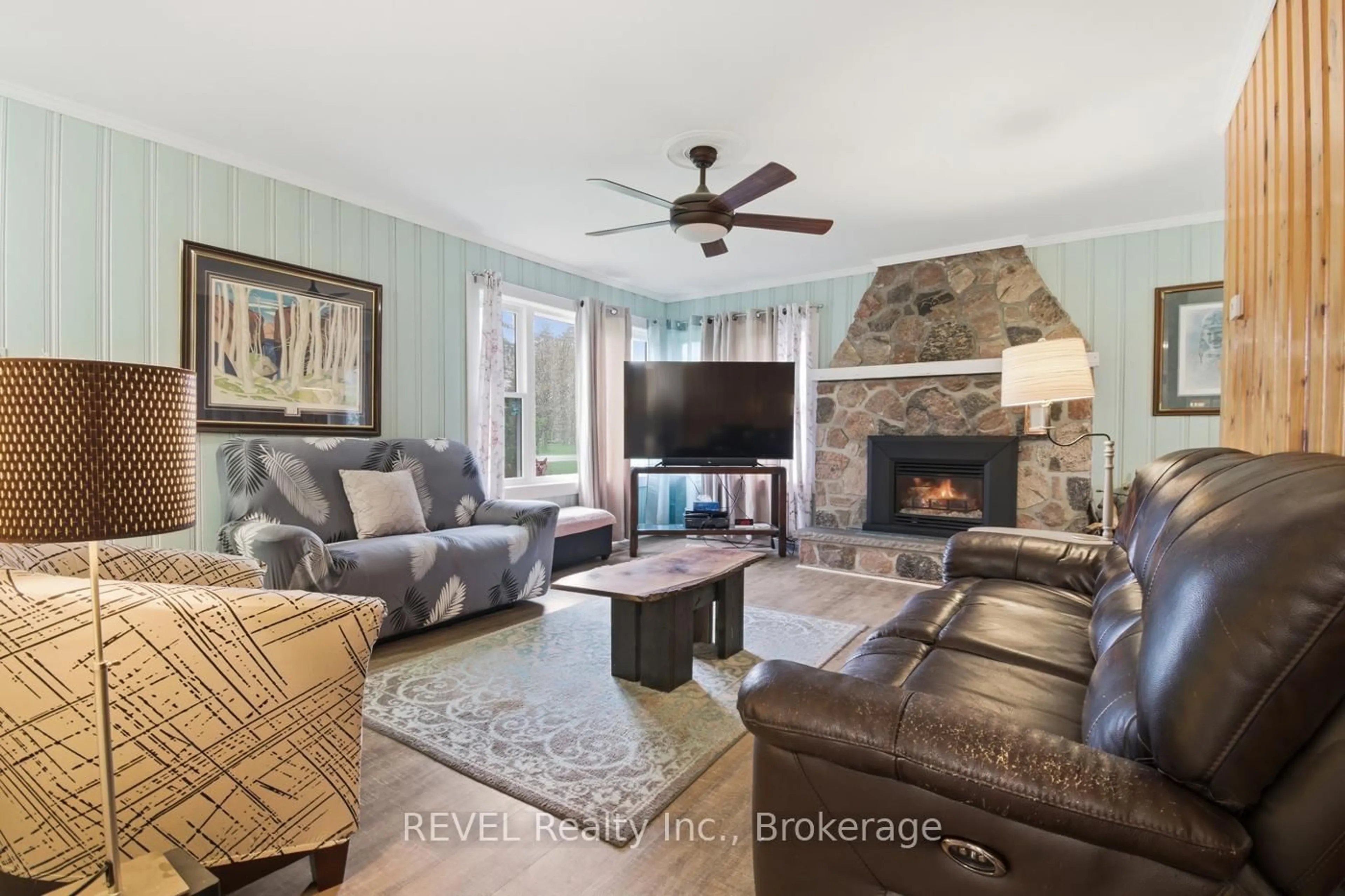 Living room with furniture, unknown for 1353 Orchard Ave, Fort Erie Ontario L2A 3E5