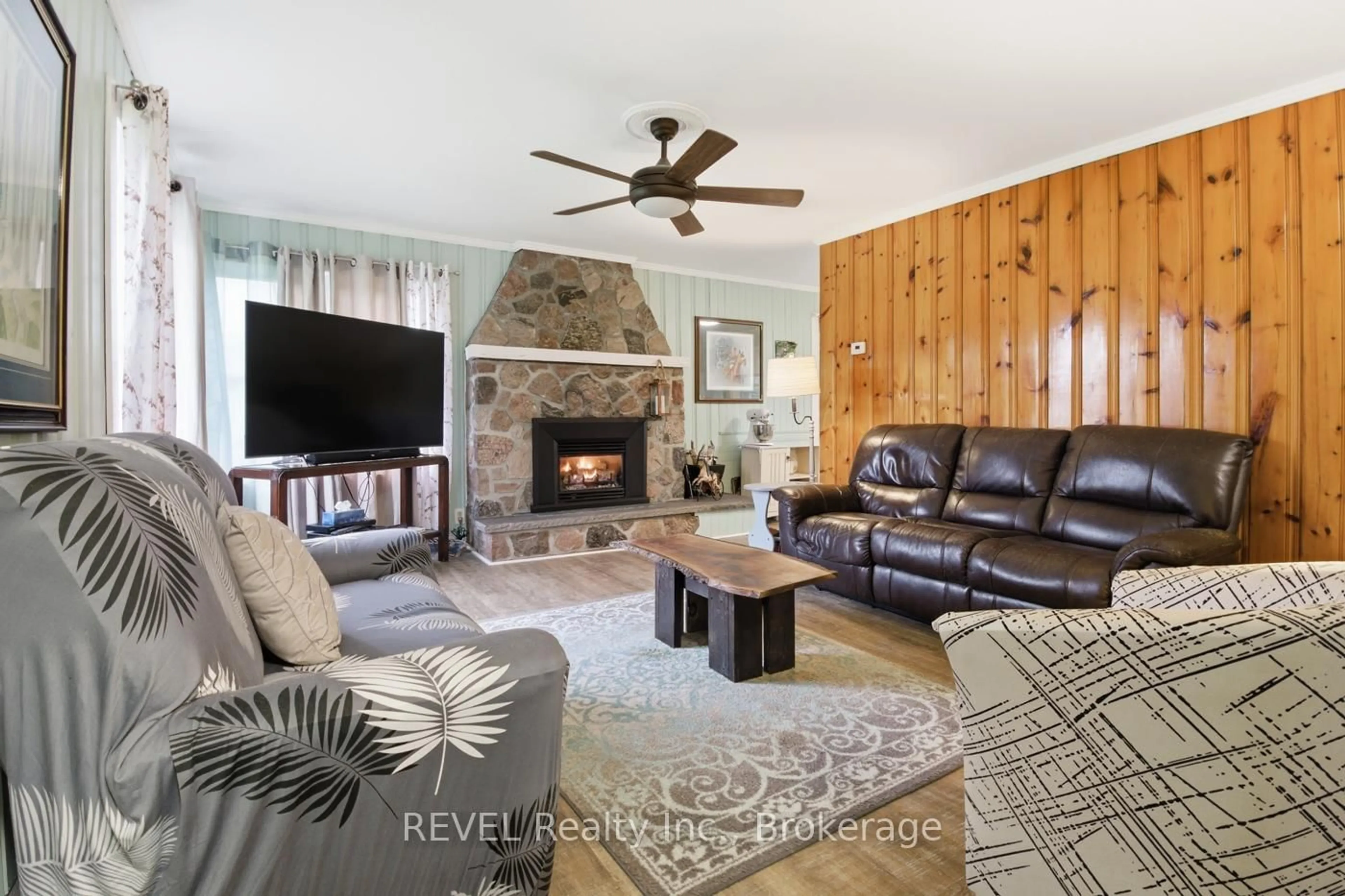 Living room with furniture, unknown for 1353 Orchard Ave, Fort Erie Ontario L2A 3E5