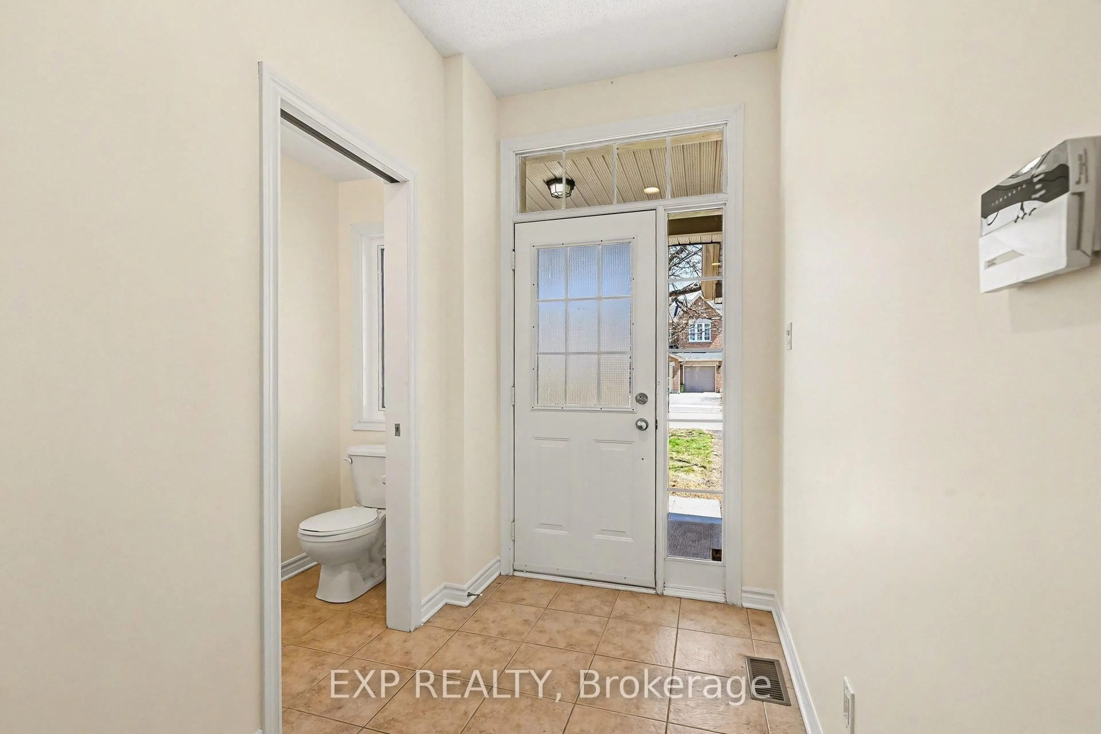 Indoor entryway for 15 Cedar Valley Dr, Ottawa Ontario K2M 2Y5