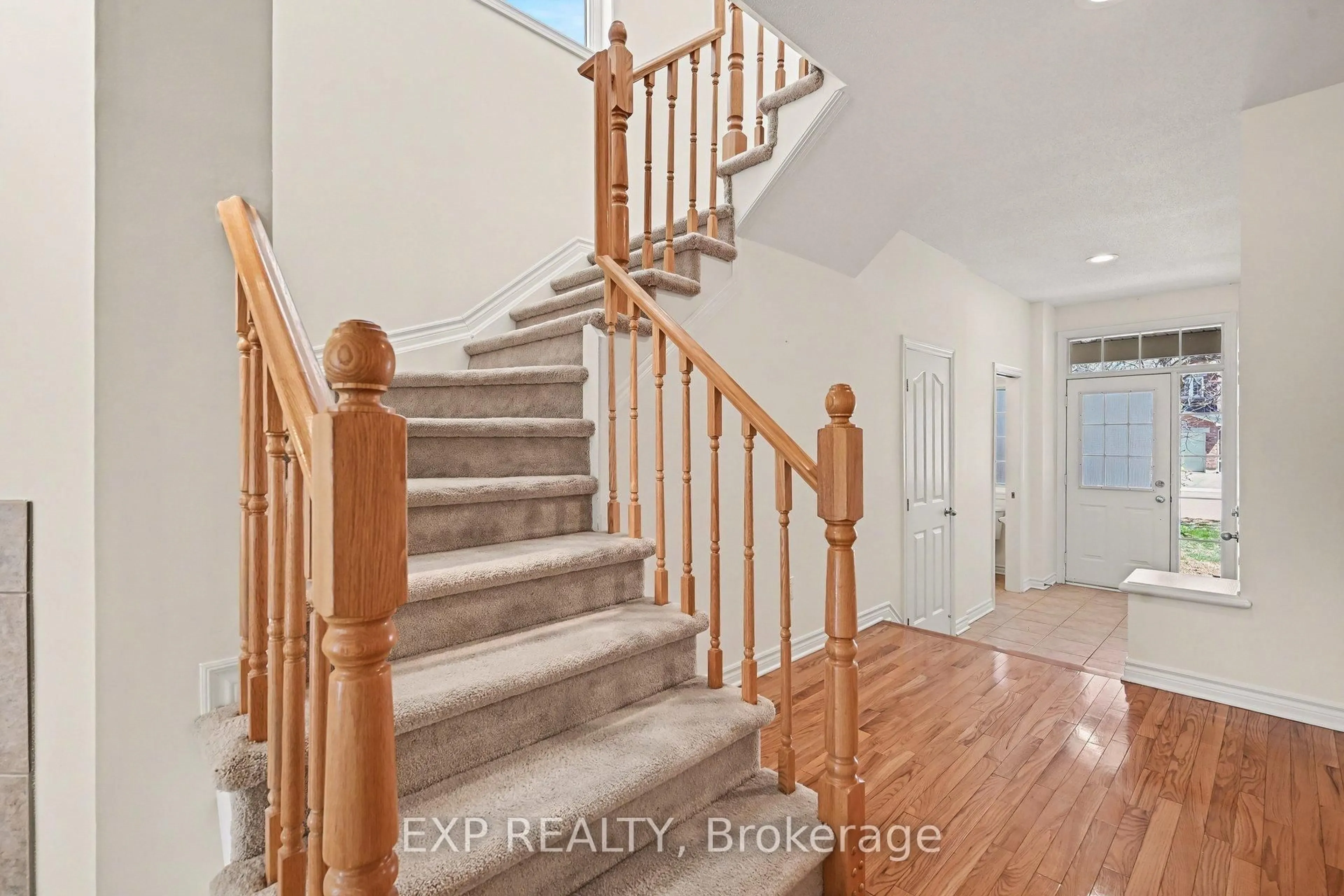 Indoor entryway for 15 Cedar Valley Dr, Ottawa Ontario K2M 2Y5